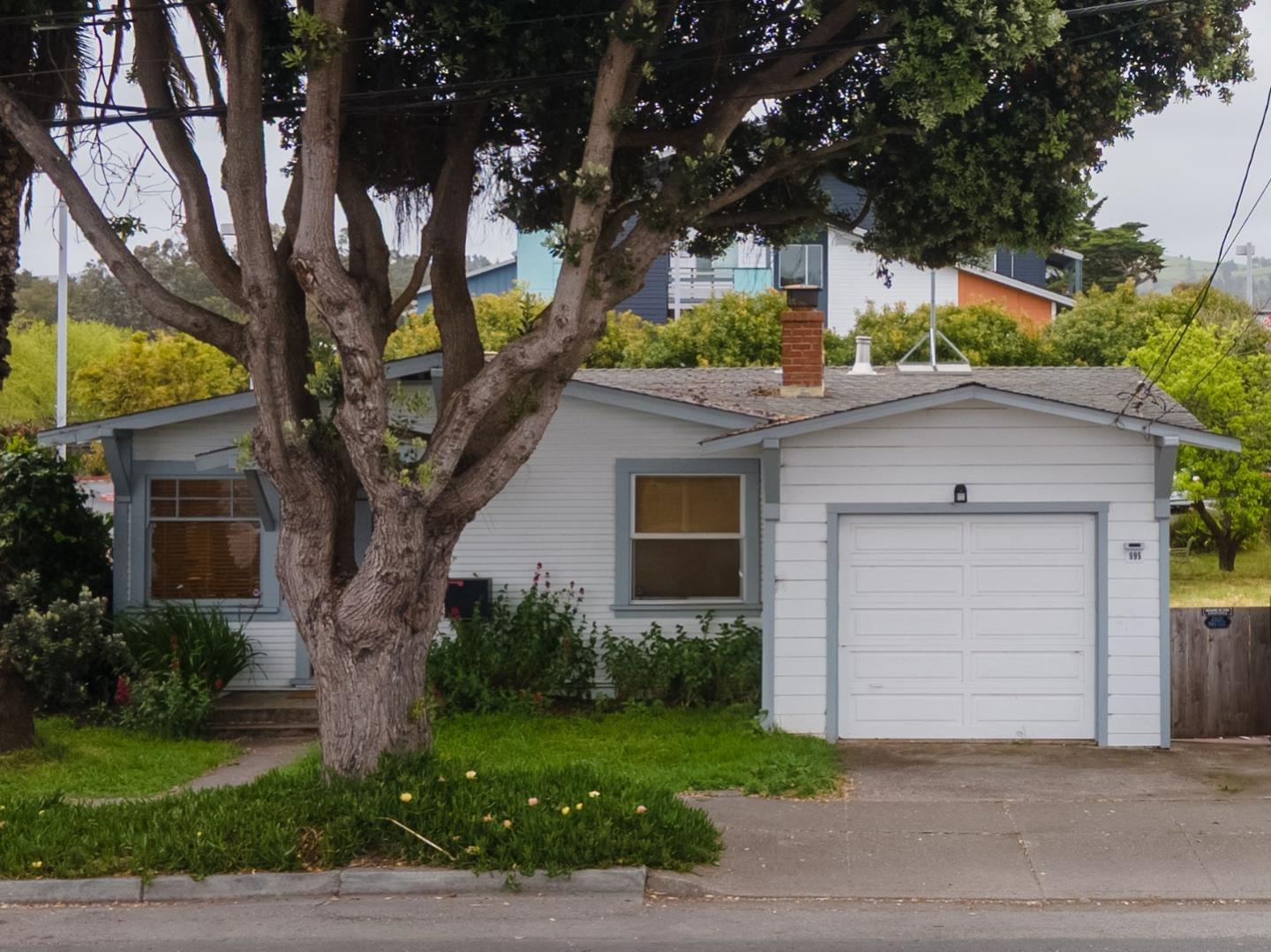 Detail Gallery Image 5 of 32 For 895 Main St, Half Moon Bay,  CA 94019 - 2 Beds | 1 Baths