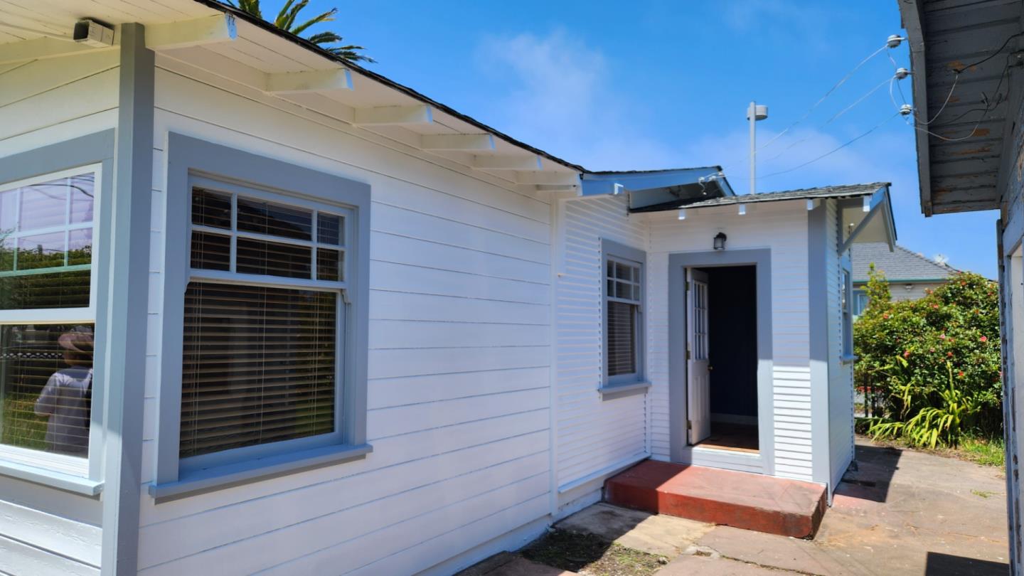 Detail Gallery Image 7 of 32 For 895 Main St, Half Moon Bay,  CA 94019 - 2 Beds | 1 Baths