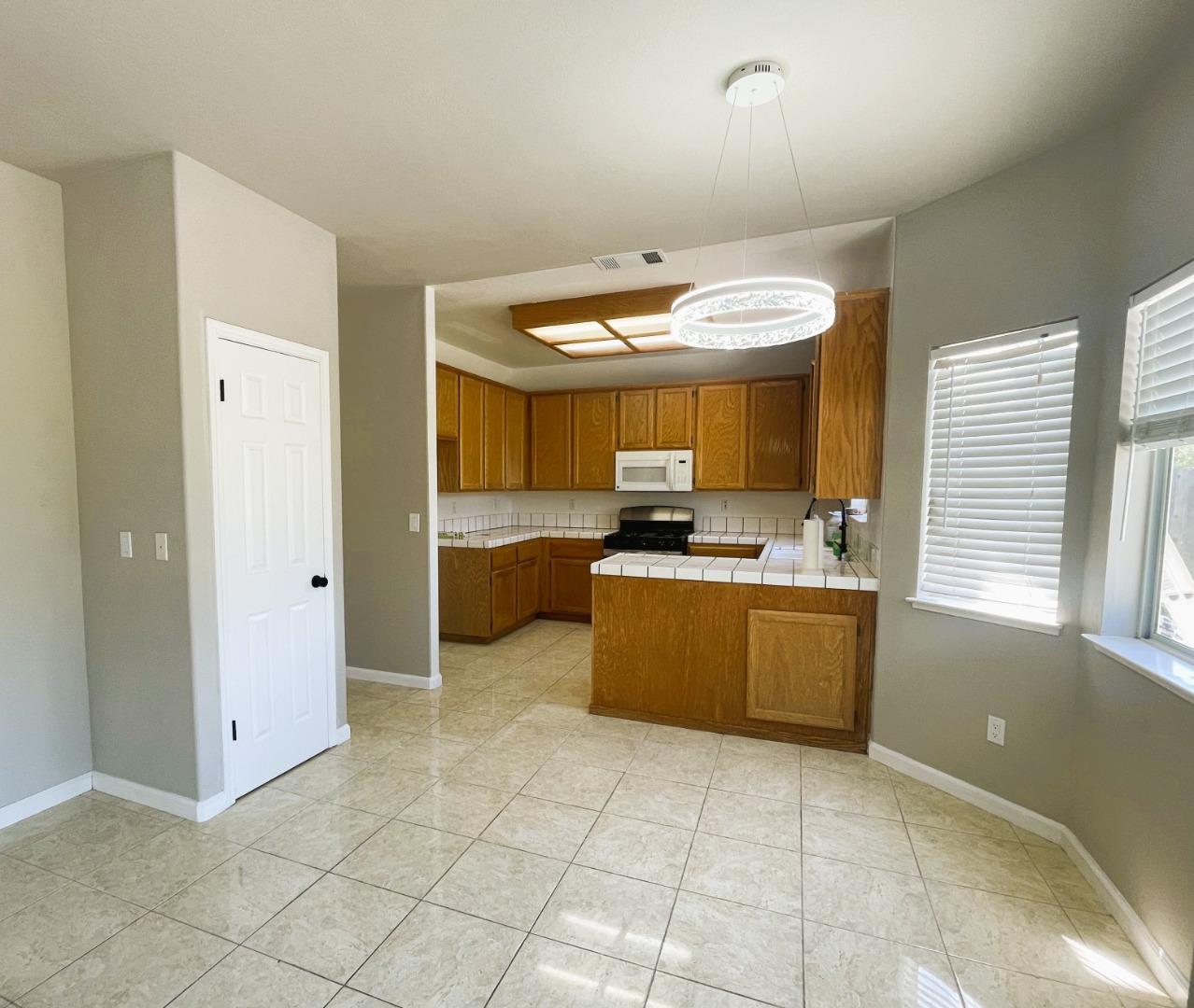 Detail Gallery Image 11 of 33 For 1005 Legend Cir, Vallejo,  CA 94591 - 5 Beds | 3 Baths