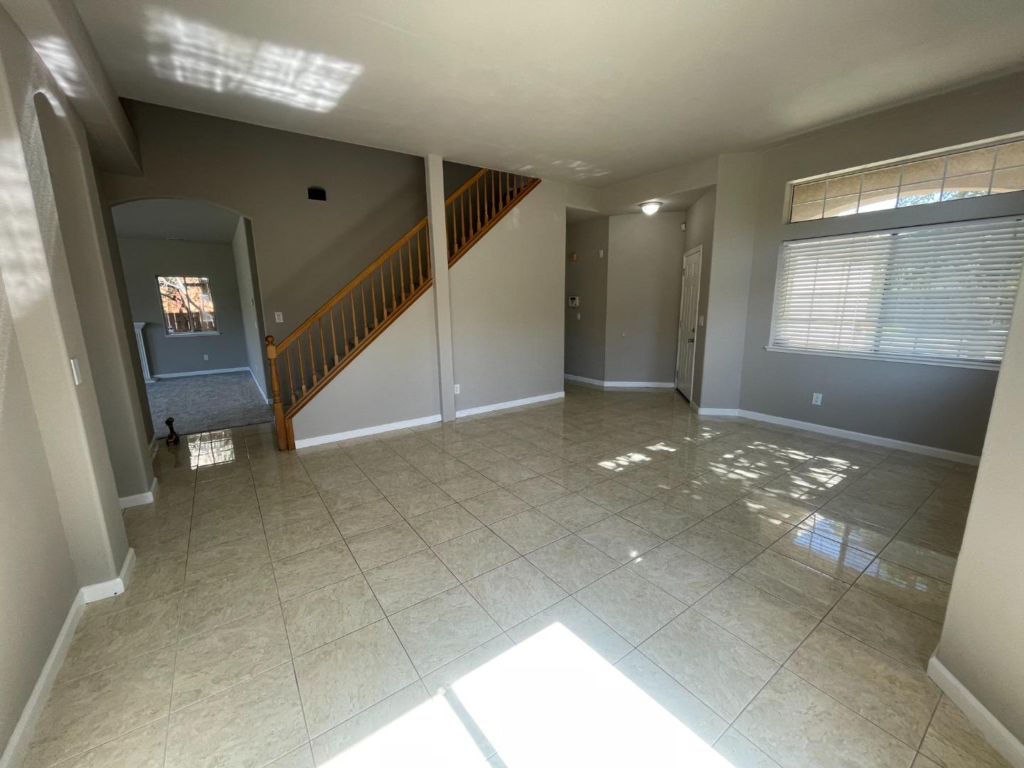 Detail Gallery Image 12 of 33 For 1005 Legend Cir, Vallejo,  CA 94591 - 5 Beds | 3 Baths