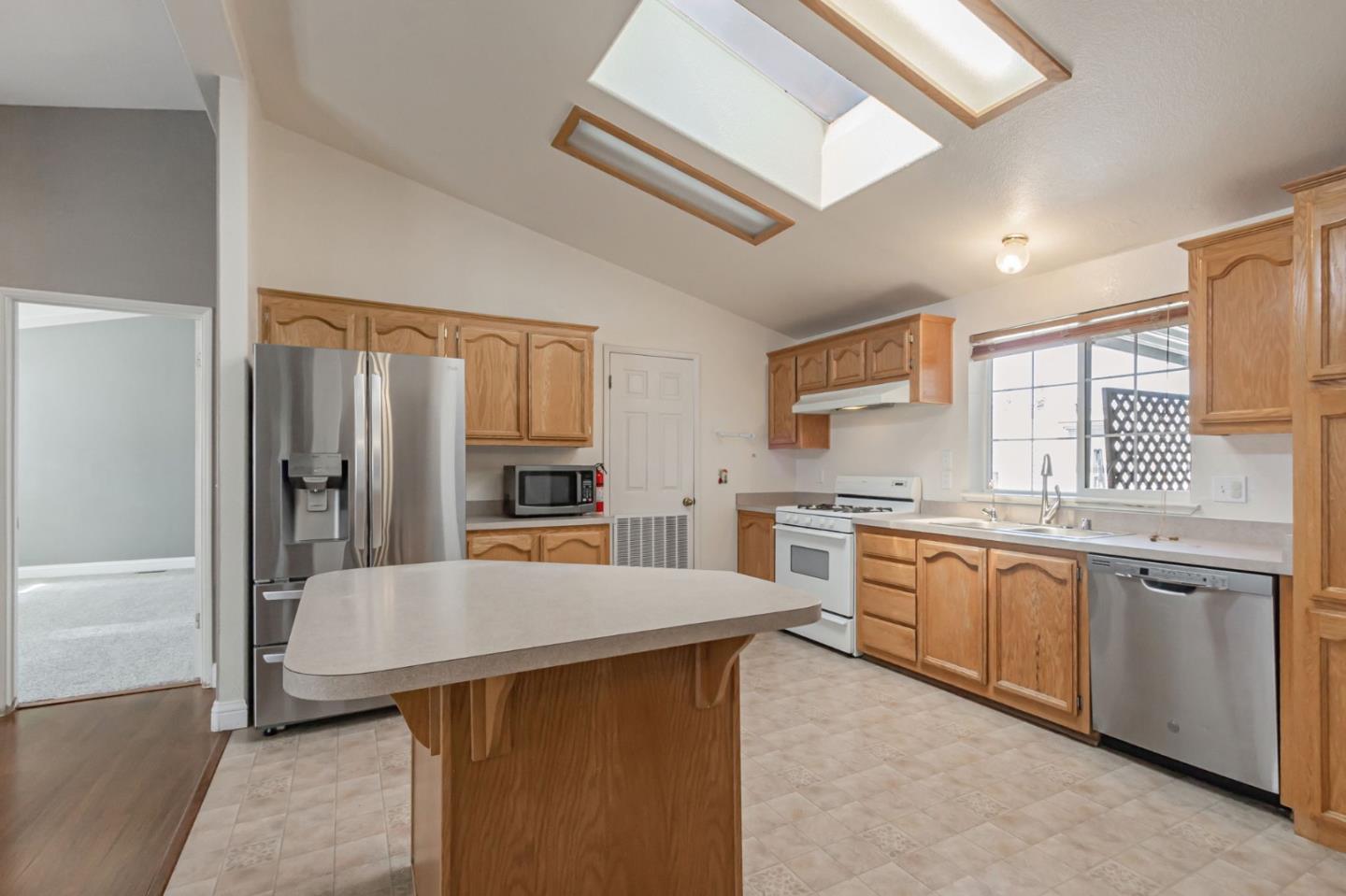 Detail Gallery Image 10 of 44 For 1220 Vienna Dr #571,  Sunnyvale,  CA 94089 - 5 Beds | 2 Baths