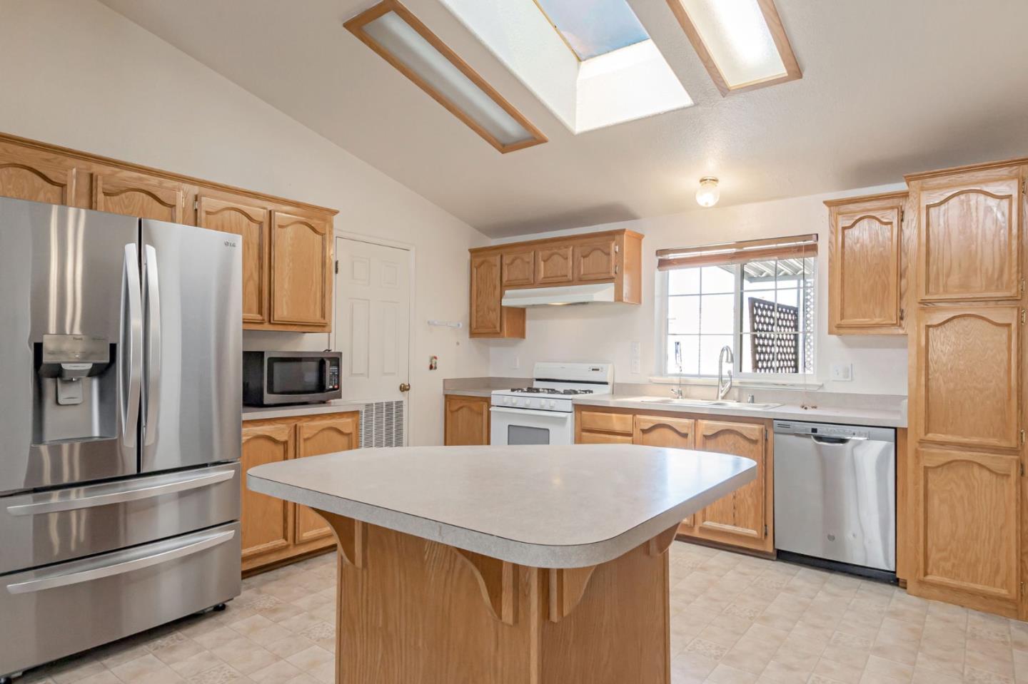Detail Gallery Image 11 of 44 For 1220 Vienna Dr #571,  Sunnyvale,  CA 94089 - 5 Beds | 2 Baths