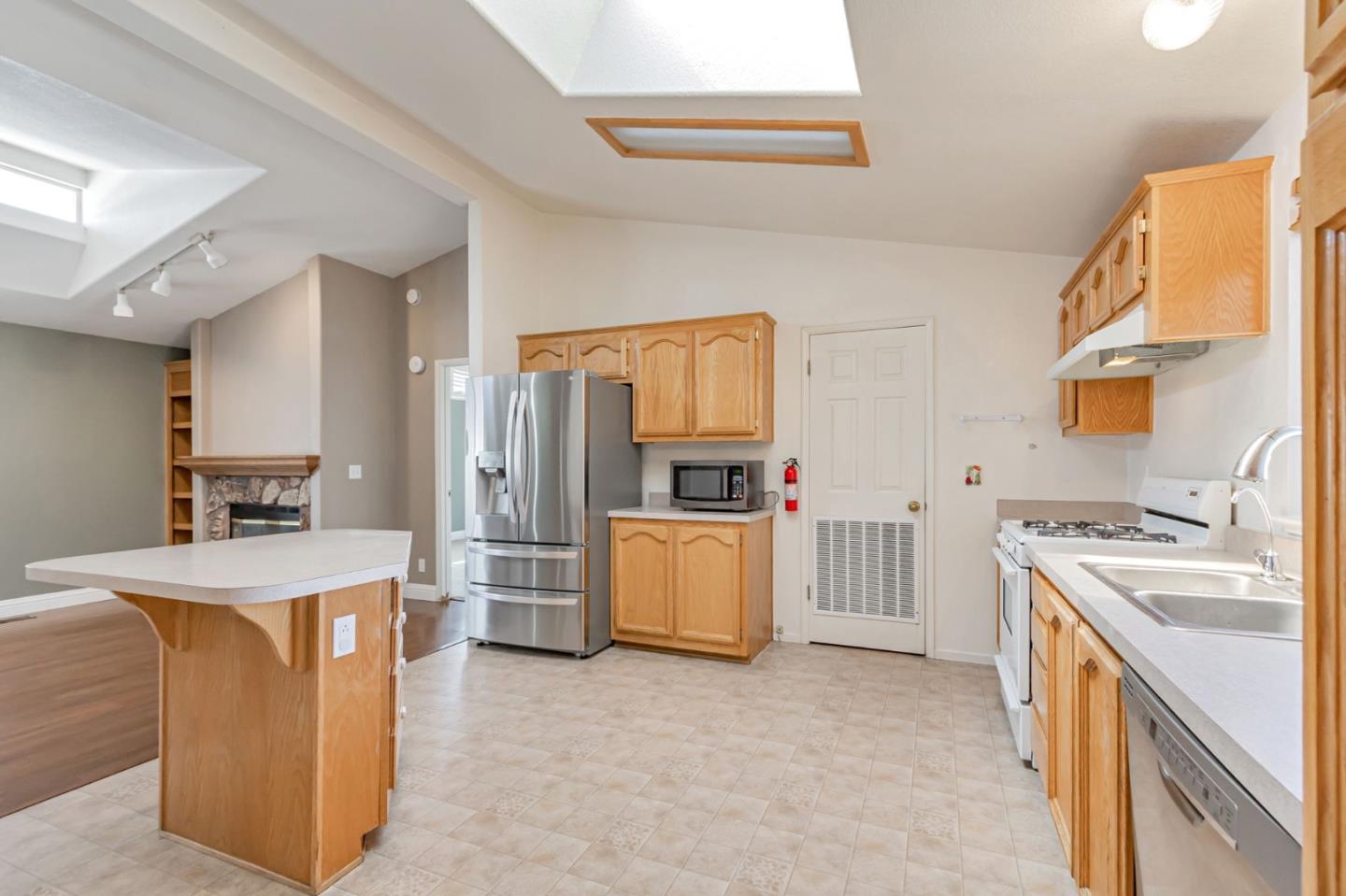 Detail Gallery Image 13 of 44 For 1220 Vienna Dr #571,  Sunnyvale,  CA 94089 - 5 Beds | 2 Baths