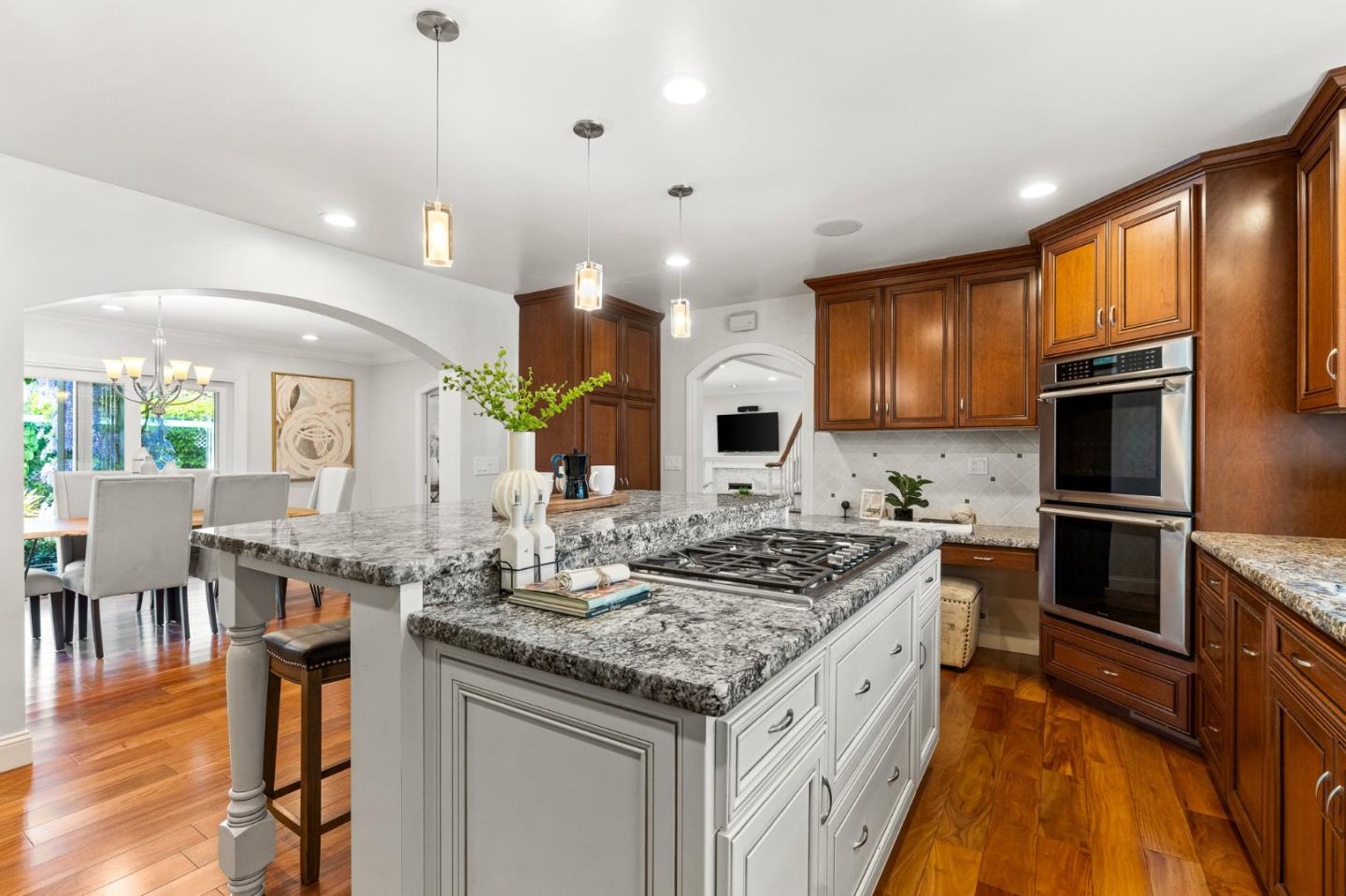 Detail Gallery Image 15 of 67 For 2380 Walden Sq, San Jose,  CA 95124 - 5 Beds | 3 Baths