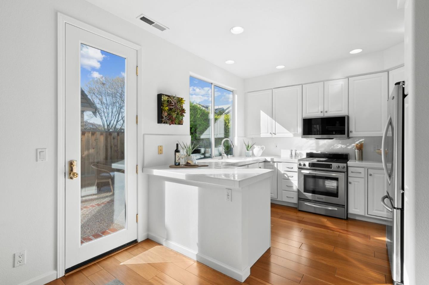Detail Gallery Image 20 of 42 For 206 Palmita Pl, Mountain View,  CA 94041 - 3 Beds | 2/1 Baths