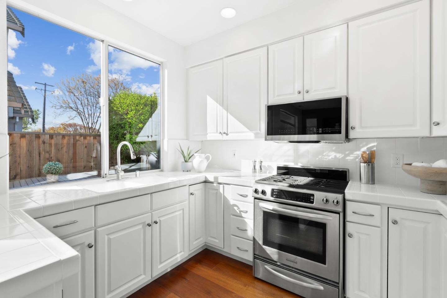 Detail Gallery Image 24 of 42 For 206 Palmita Pl, Mountain View,  CA 94041 - 3 Beds | 2/1 Baths