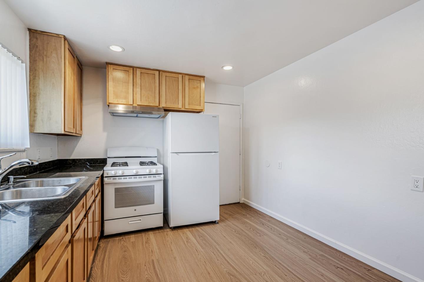 Detail Gallery Image 10 of 21 For 1660 Dutton Ave, Santa Rosa,  CA 95407 - – Beds | – Baths