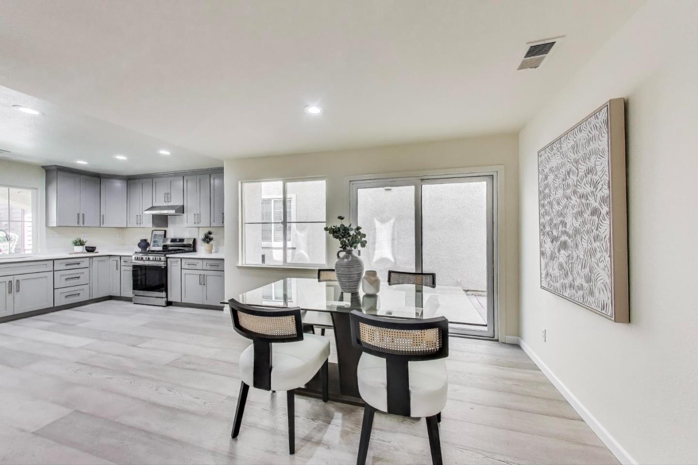 Detail Gallery Image 8 of 28 For 95 Olmsted Ct, Pittsburg,  CA 94565 - 5 Beds | 3 Baths