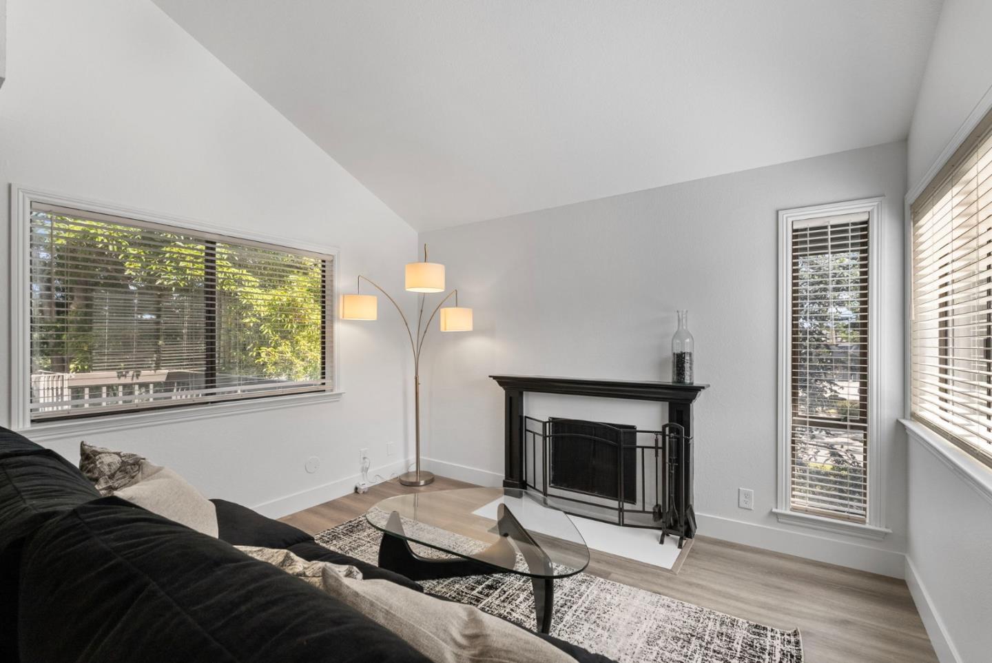 Detail Gallery Image 2 of 18 For 130 Cypress Pl, Sausalito,  CA 94965 - 1 Beds | 1 Baths
