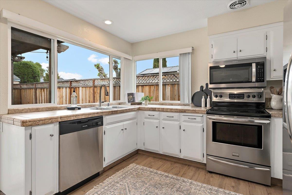 Detail Gallery Image 6 of 19 For 409 Sautner Dr, San Jose,  CA 95123 - 4 Beds | 2 Baths