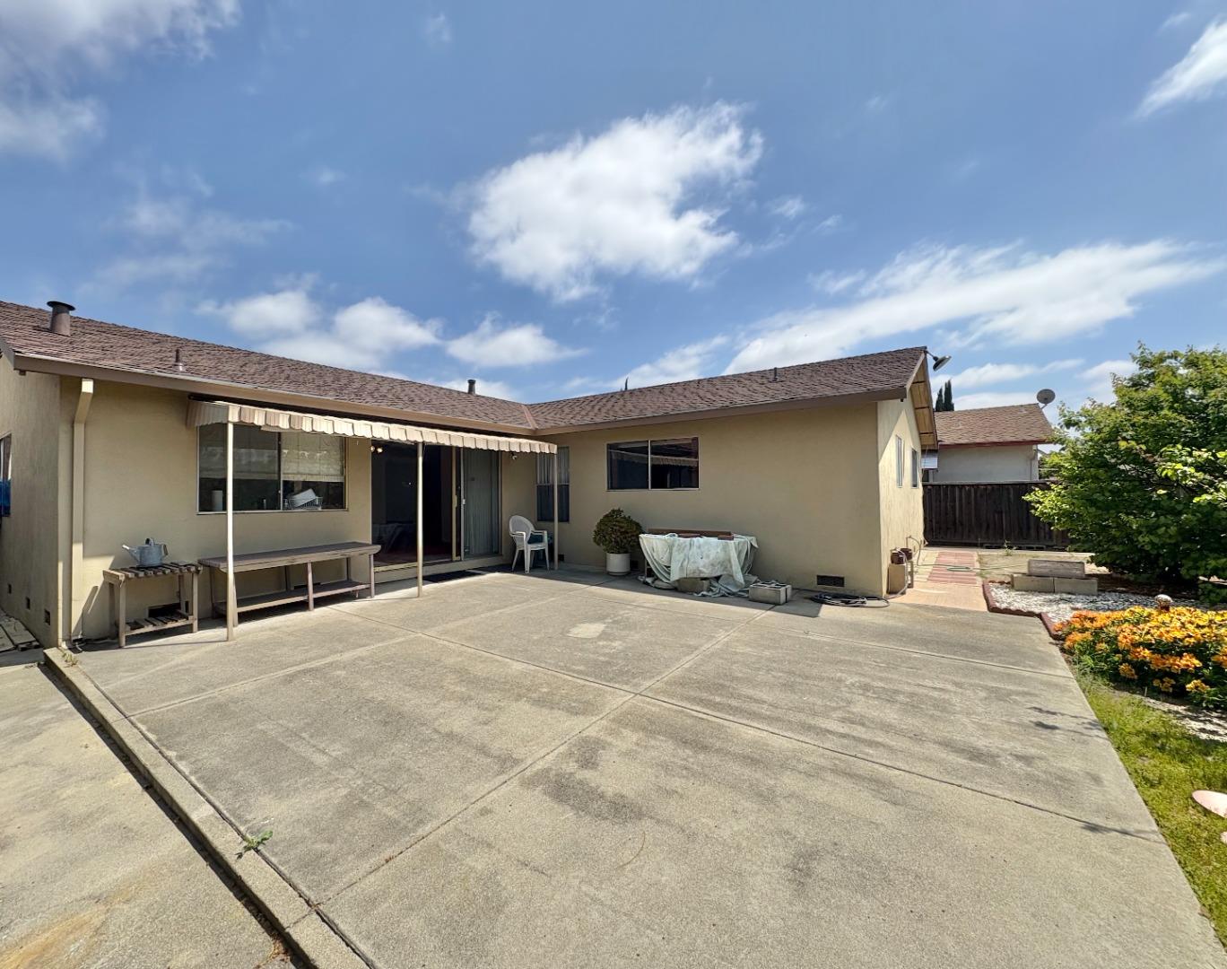 Detail Gallery Image 3 of 16 For 1061 Fairbrook Ct, San Jose,  CA 95132 - 4 Beds | 2 Baths
