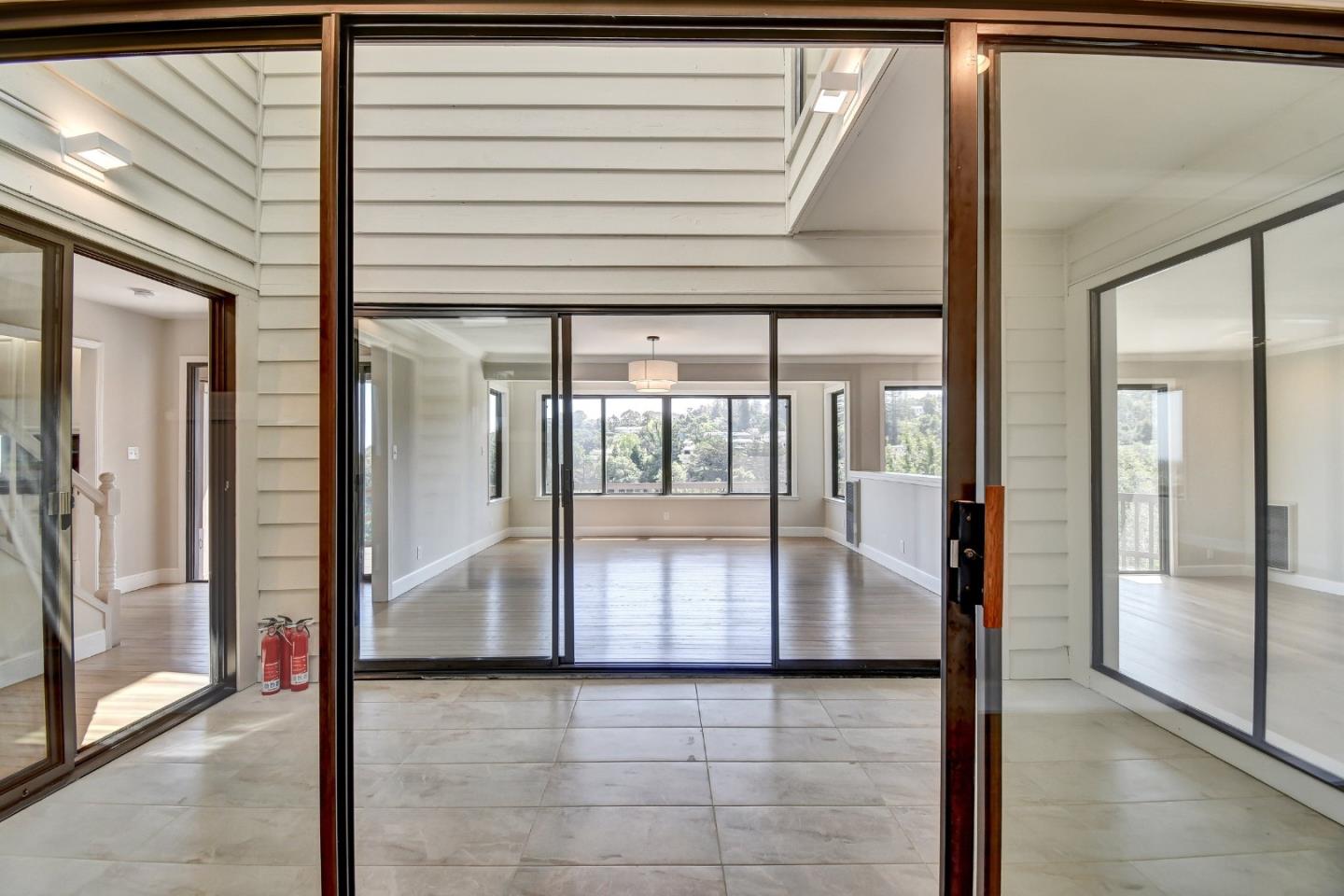 Detail Gallery Image 17 of 32 For 135 Newton Dr, Burlingame,  CA 94010 - 5 Beds | 5/1 Baths