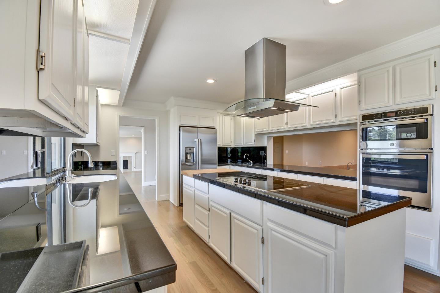 Detail Gallery Image 21 of 32 For 135 Newton Dr, Burlingame,  CA 94010 - 5 Beds | 5/1 Baths