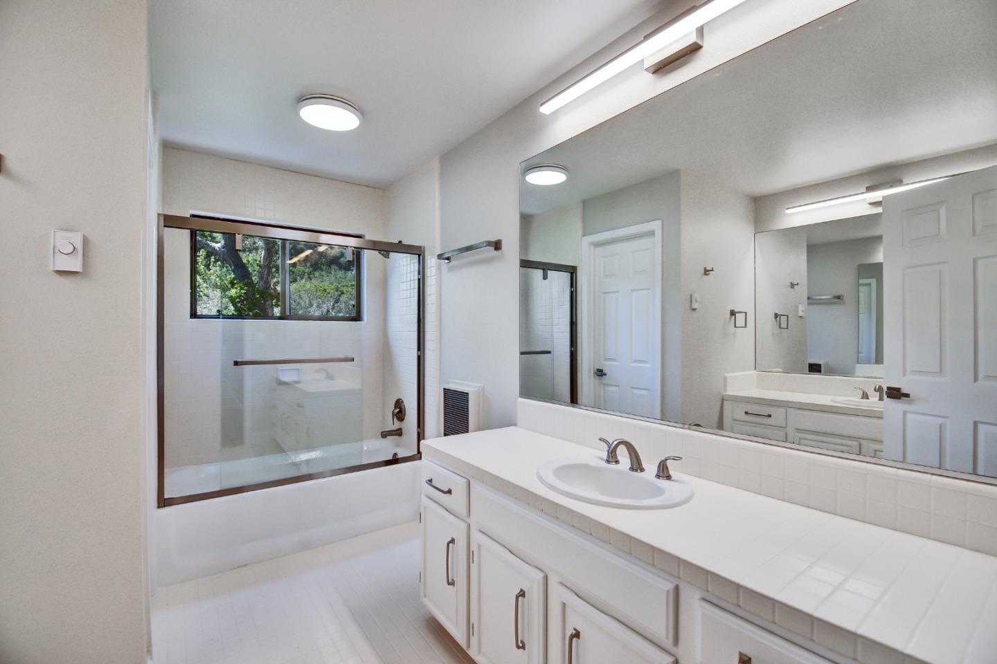 Detail Gallery Image 31 of 32 For 135 Newton Dr, Burlingame,  CA 94010 - 5 Beds | 5/1 Baths