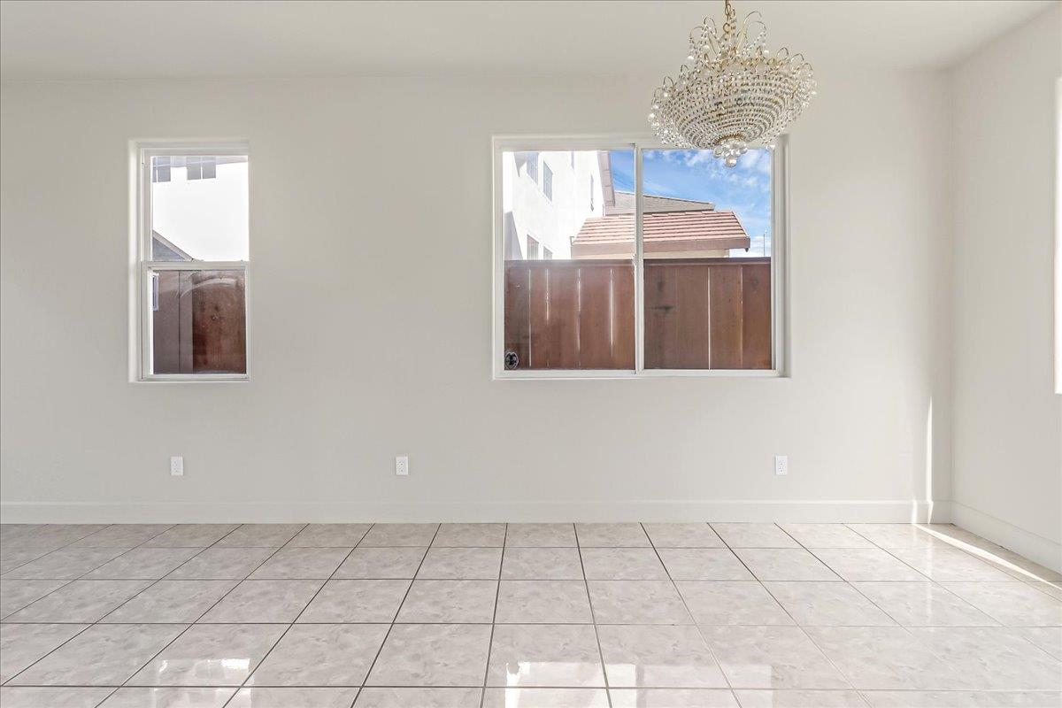 Detail Gallery Image 11 of 49 For 1854 Cromwell Dr, Salinas,  CA 93906 - 5 Beds | 3 Baths