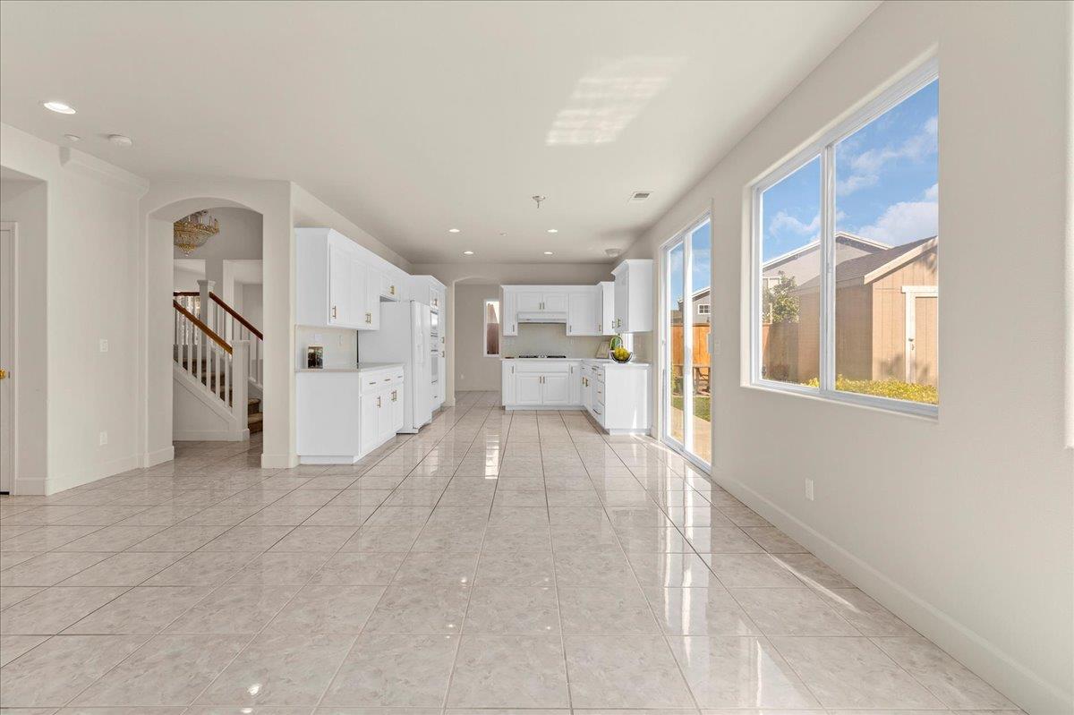 Detail Gallery Image 14 of 49 For 1854 Cromwell Dr, Salinas,  CA 93906 - 5 Beds | 3 Baths