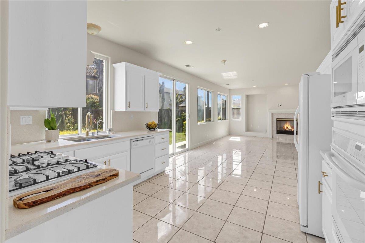 Detail Gallery Image 15 of 49 For 1854 Cromwell Dr, Salinas,  CA 93906 - 5 Beds | 3 Baths
