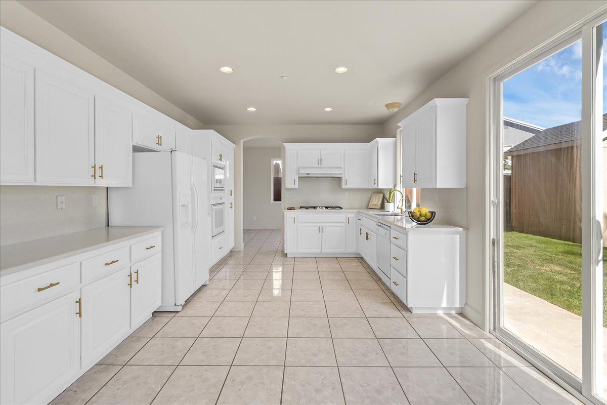 Detail Gallery Image 16 of 49 For 1854 Cromwell Dr, Salinas,  CA 93906 - 5 Beds | 3 Baths