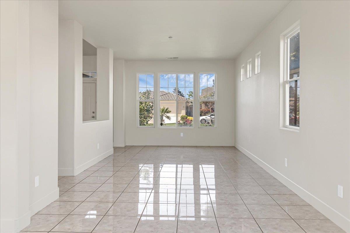 Detail Gallery Image 9 of 49 For 1854 Cromwell Dr, Salinas,  CA 93906 - 5 Beds | 3 Baths