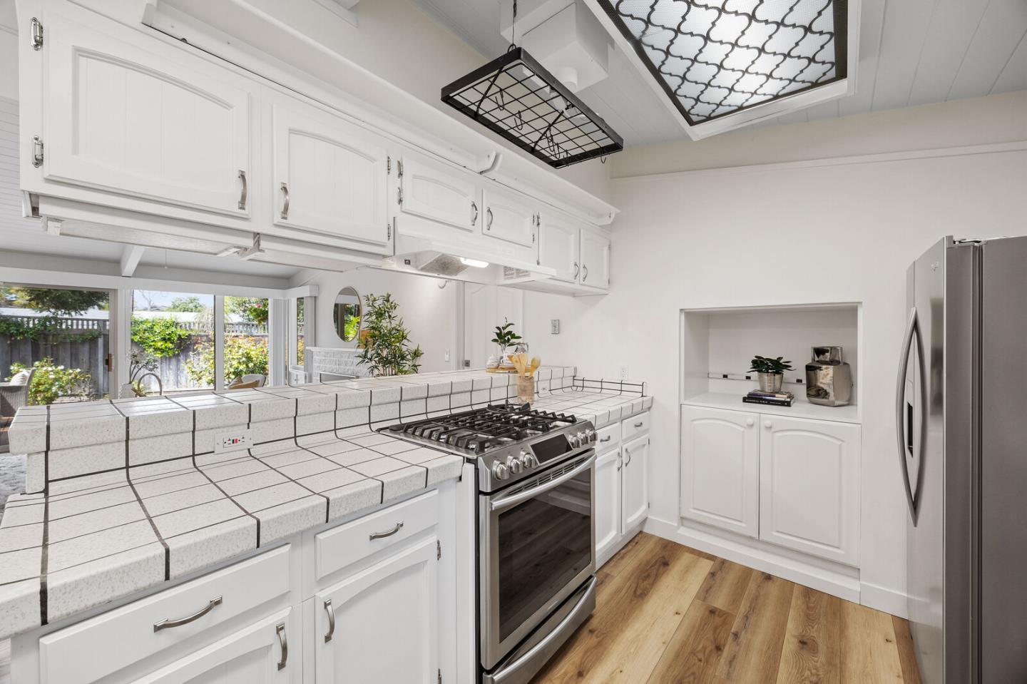 Detail Gallery Image 10 of 41 For 3868 Corina Way, Palo Alto,  CA 94303 - 3 Beds | 2 Baths