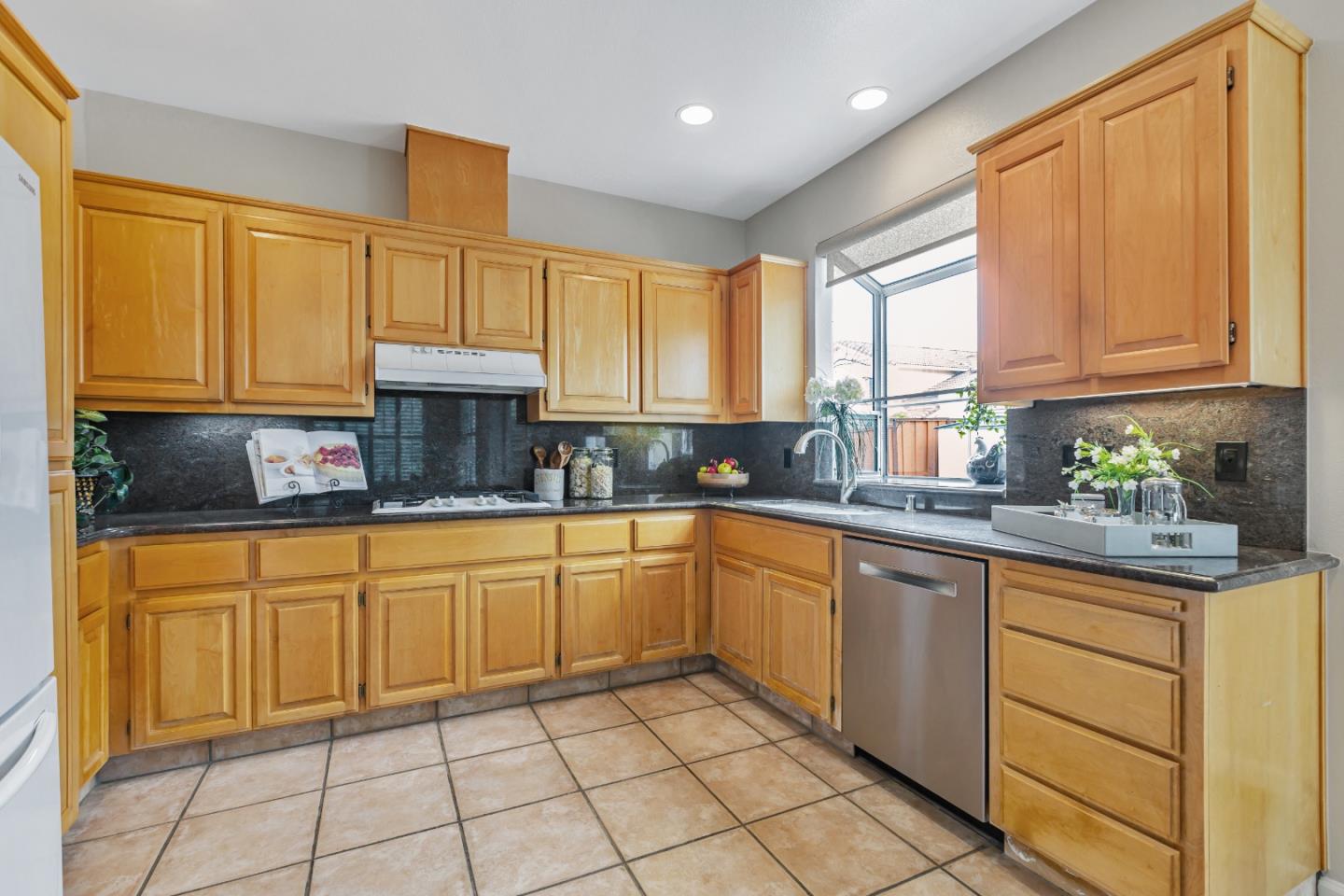 Detail Gallery Image 13 of 42 For 3307 Monte Verde Ln, San Jose,  CA 95135 - 4 Beds | 3 Baths