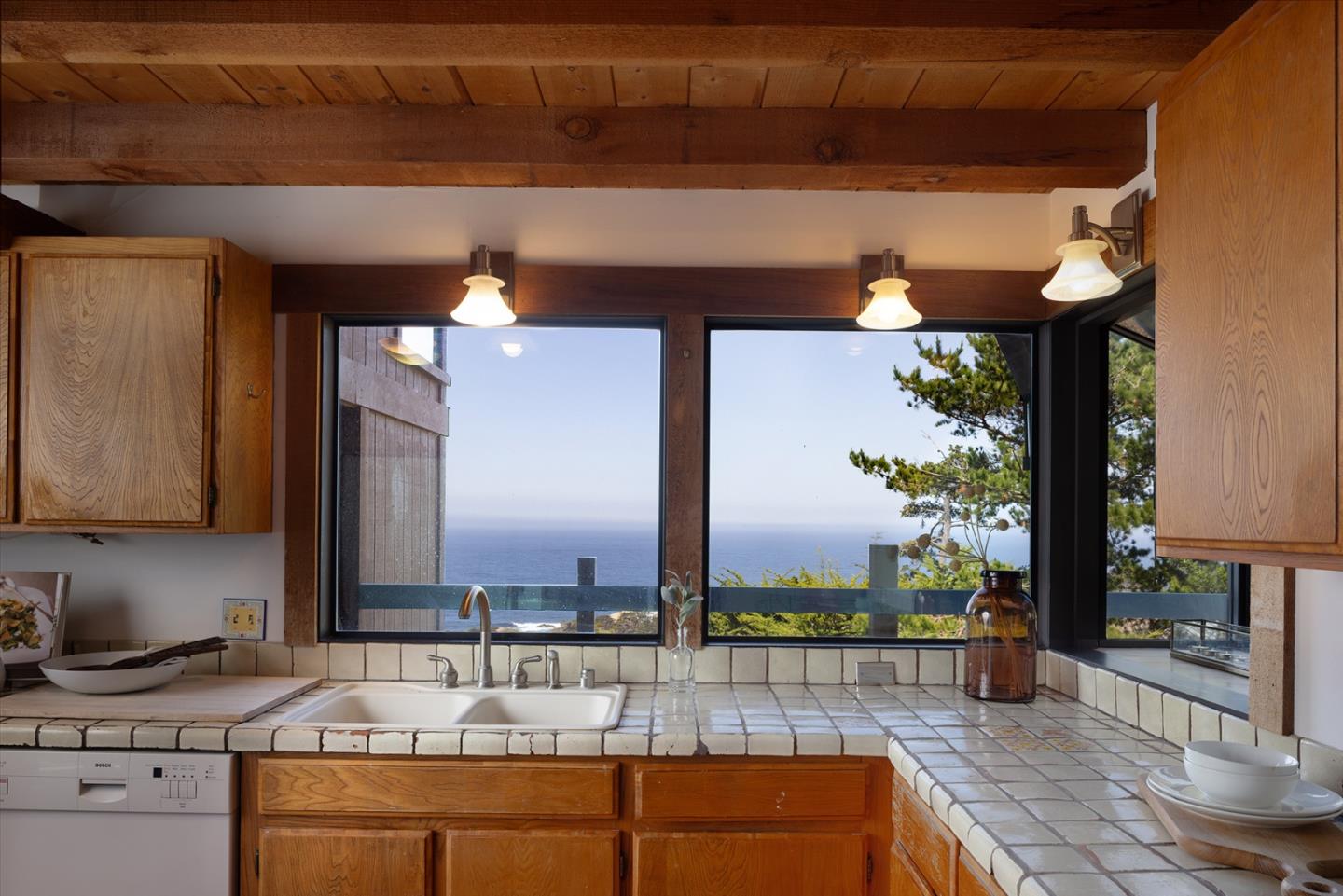 Detail Gallery Image 10 of 21 For 199 Upper Walden Rd, Carmel,  CA 93923 - 3 Beds | 2/1 Baths