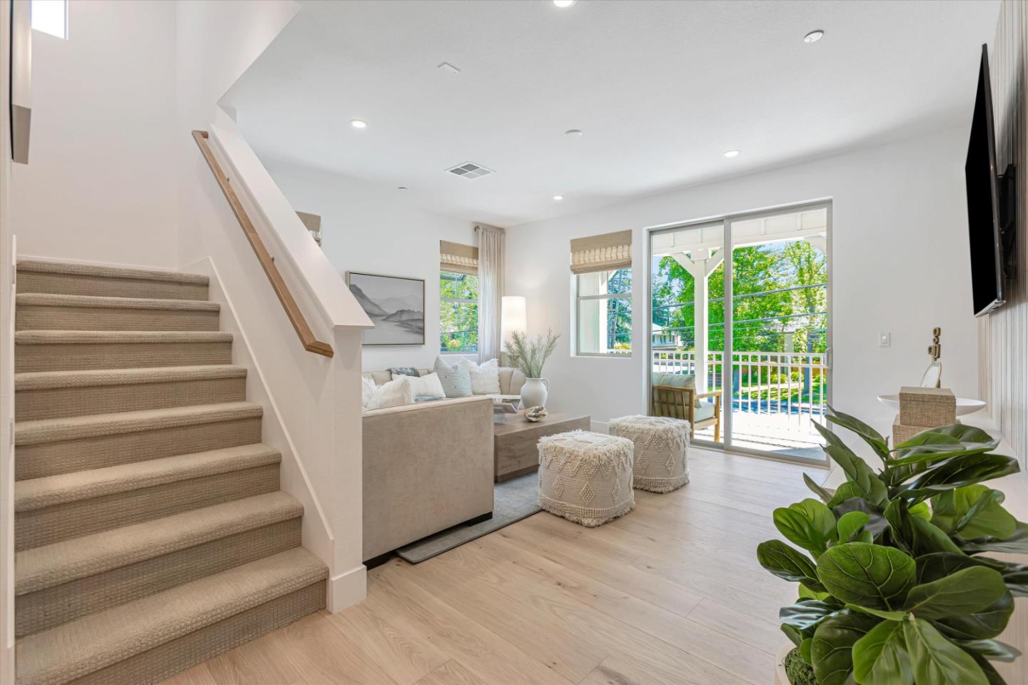 Detail Gallery Image 2 of 12 For 208 Oak Cir, Walnut Creek,  CA 94597 - 4 Beds | 3/1 Baths