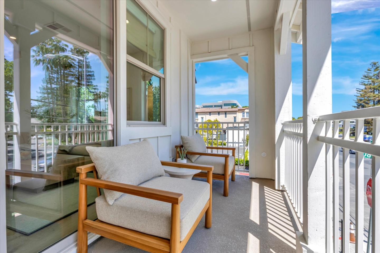 Detail Gallery Image 3 of 12 For 208 Oak Cir, Walnut Creek,  CA 94597 - 4 Beds | 3/1 Baths