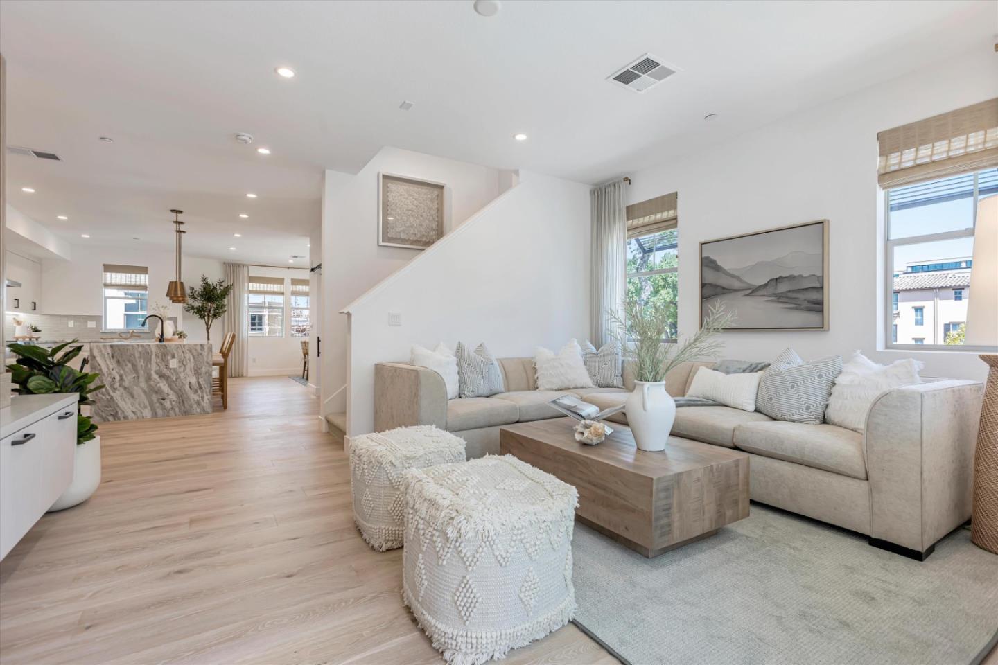 Detail Gallery Image 4 of 12 For 208 Oak Cir, Walnut Creek,  CA 94597 - 4 Beds | 3/1 Baths
