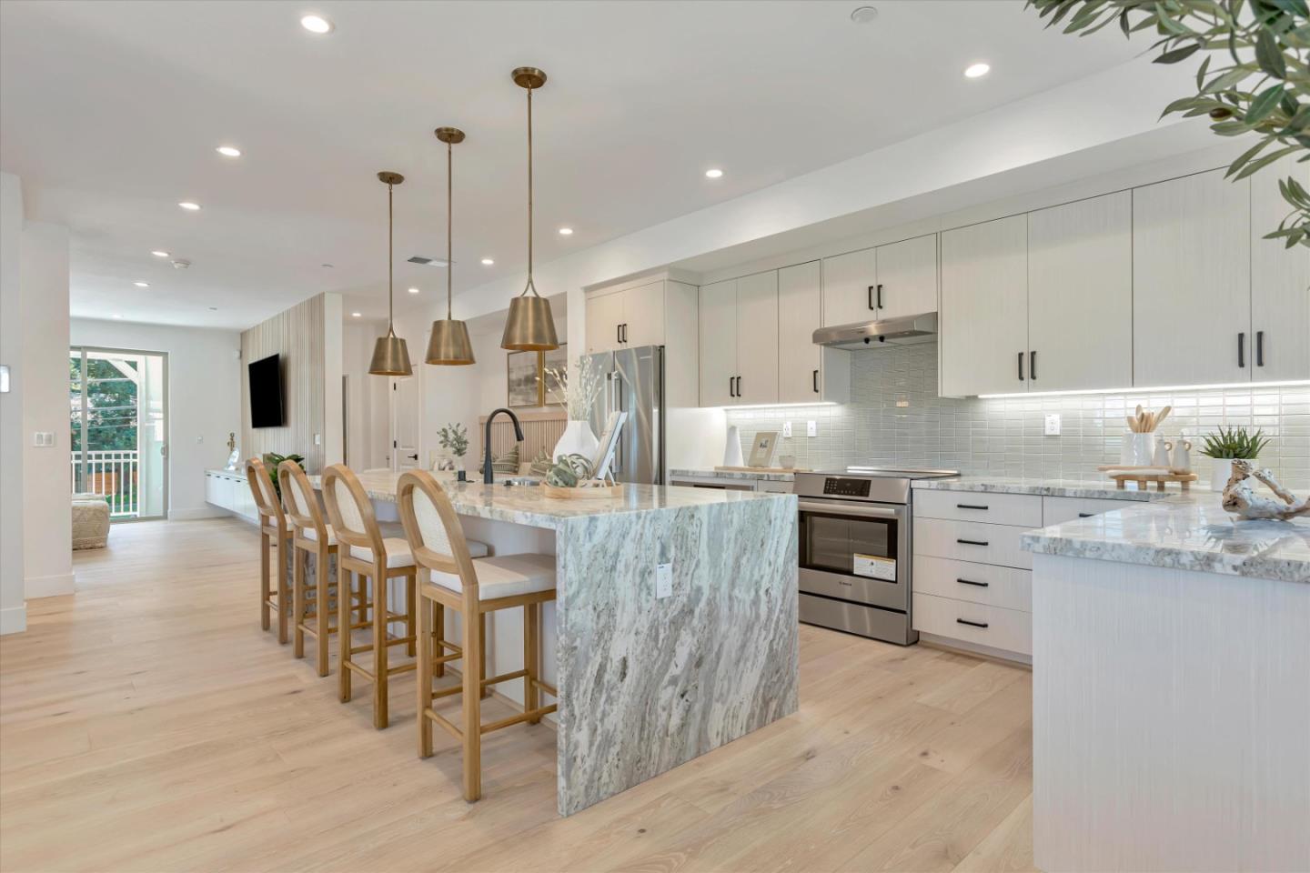 Detail Gallery Image 5 of 12 For 208 Oak Cir, Walnut Creek,  CA 94597 - 4 Beds | 3/1 Baths