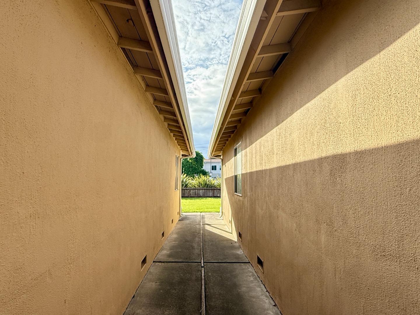 Detail Gallery Image 5 of 6 For 31 Berkshire Ave, Redwood City,  CA 94063 - – Beds | – Baths