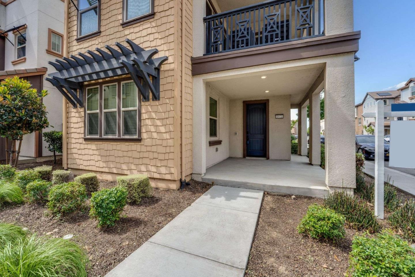 Detail Gallery Image 2 of 41 For 1573 Hidden Creek Ln, Milpitas,  CA 95035 - 4 Beds | 3/1 Baths