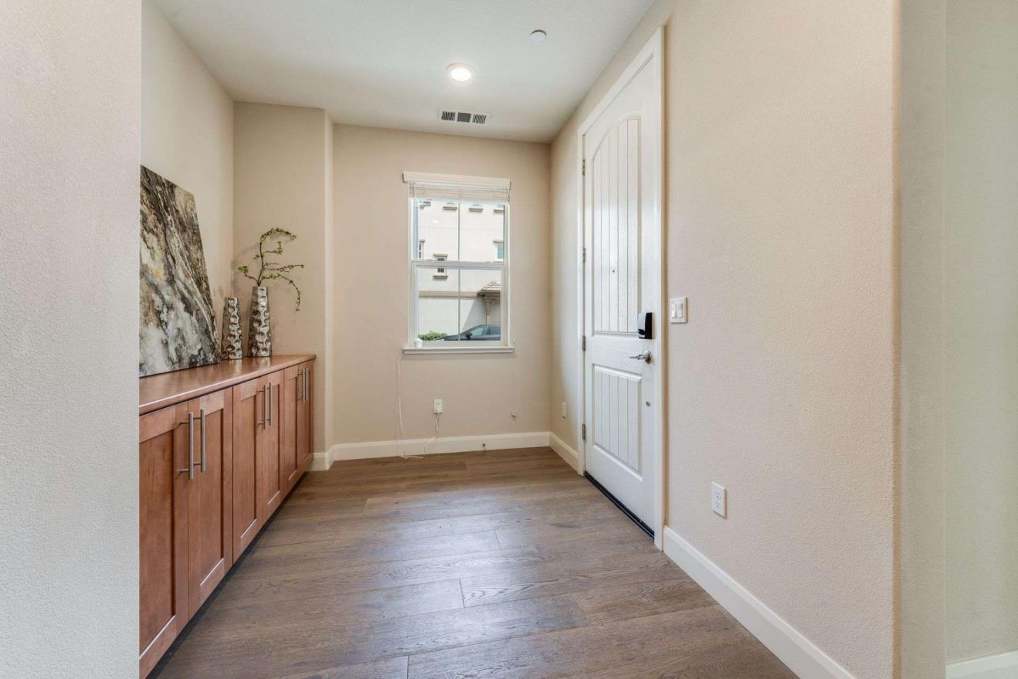 Detail Gallery Image 4 of 41 For 1573 Hidden Creek Ln, Milpitas,  CA 95035 - 4 Beds | 3/1 Baths