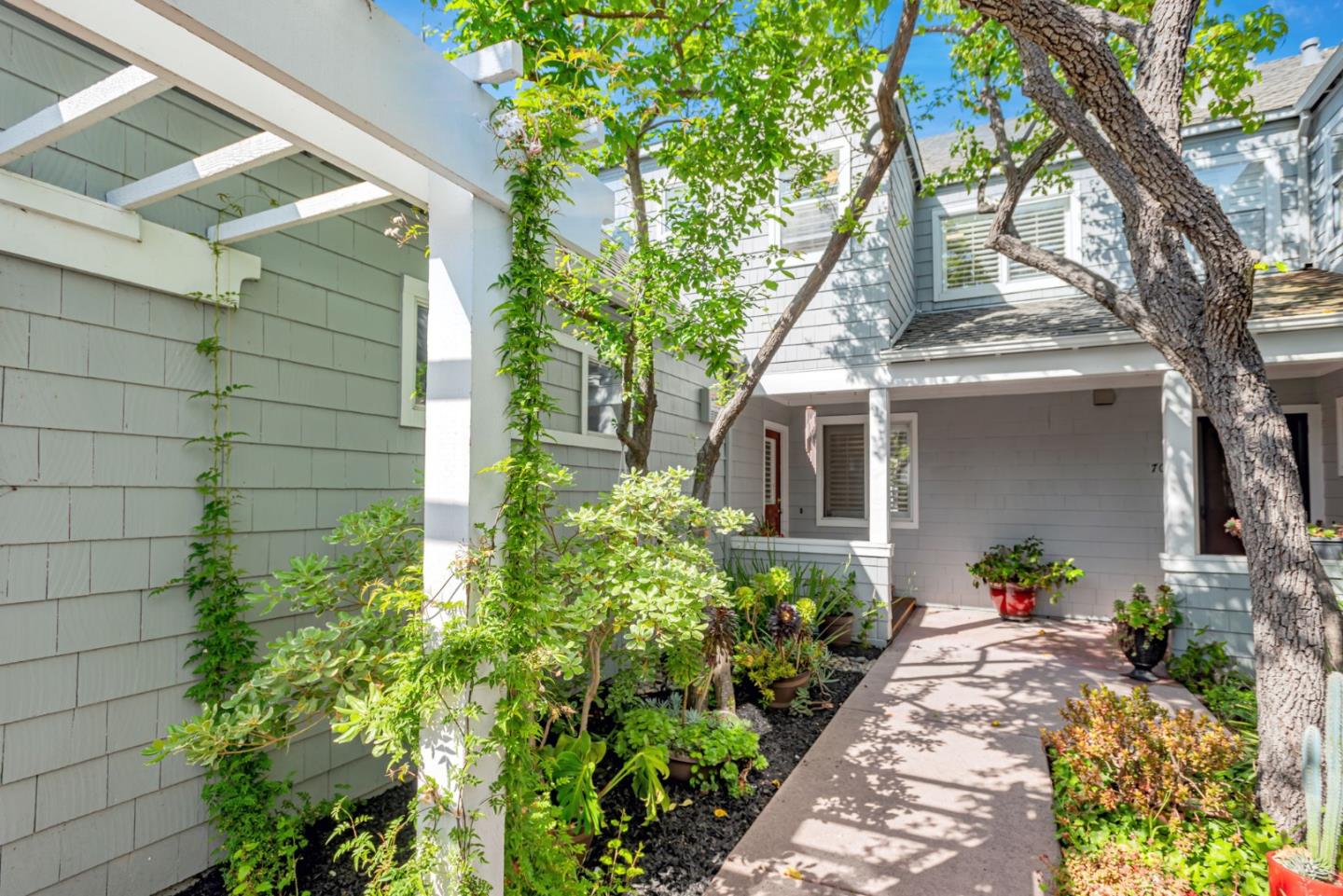 Detail Gallery Image 3 of 60 For 706 Mendocino Way, Redwood City,  CA 94065 - 3 Beds | 2/1 Baths