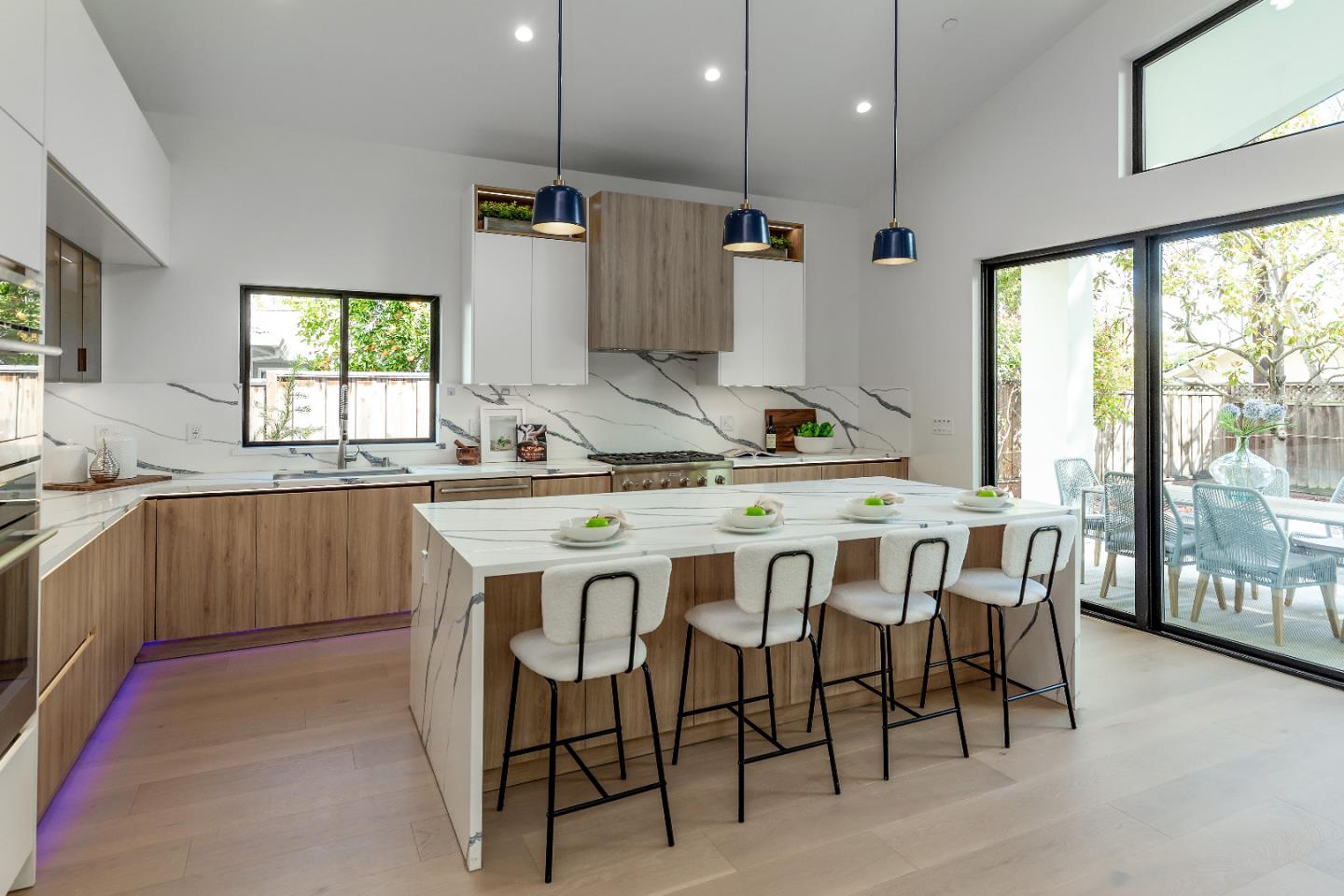 Detail Gallery Image 16 of 47 For 12766 Saratoga Creek Dr, Saratoga,  CA 95070 - 5 Beds | 4/1 Baths