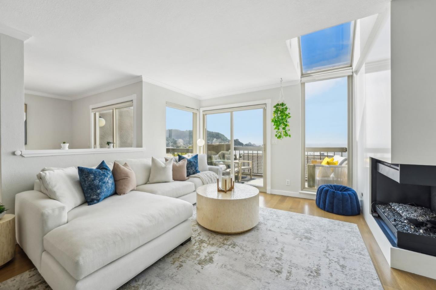 Detail Gallery Image 5 of 68 For 415 Roberts Rd, Pacifica,  CA 94044 - 2 Beds | 2/1 Baths