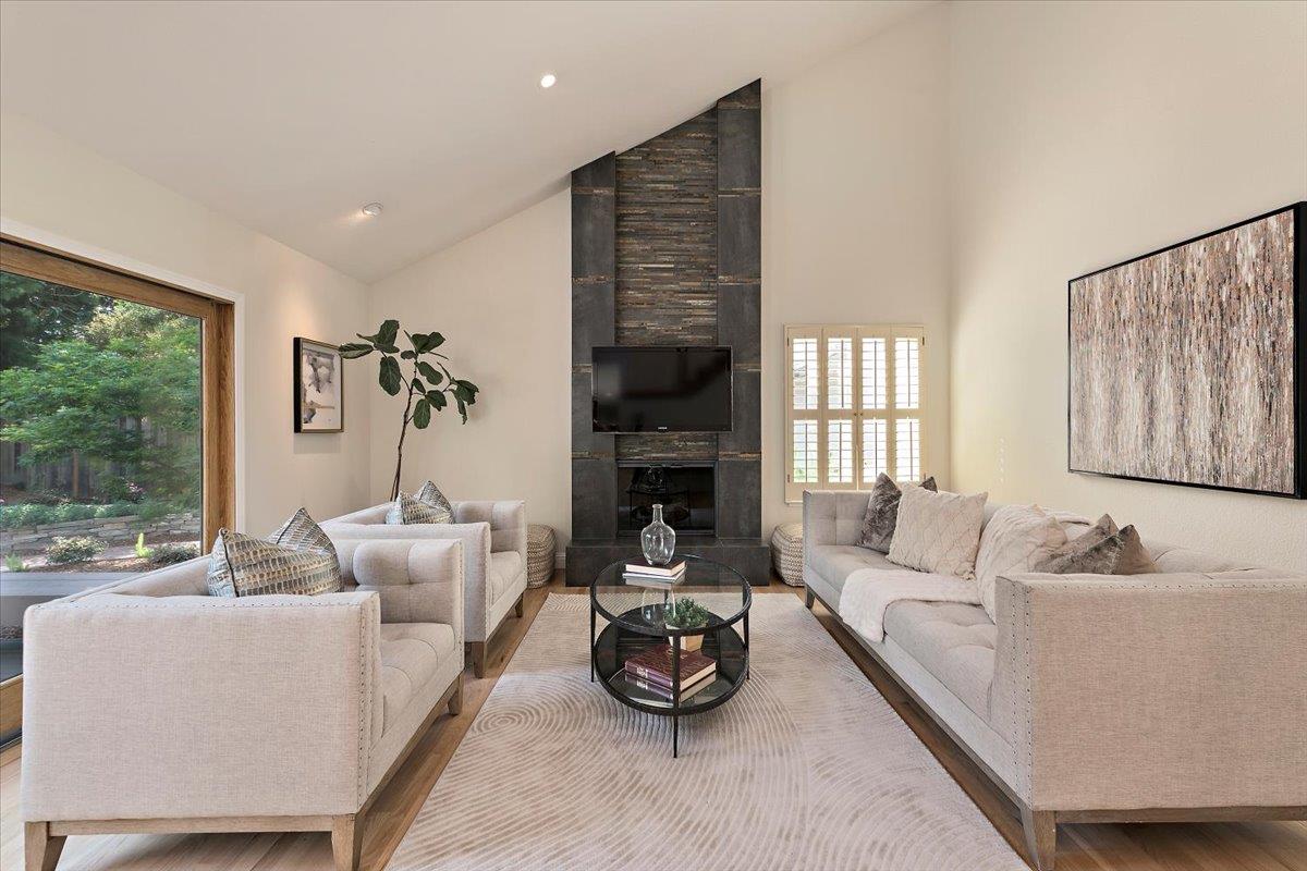 Detail Gallery Image 12 of 36 For 441 Apricot Ln, Mountain View,  CA 94040 - 4 Beds | 2/1 Baths