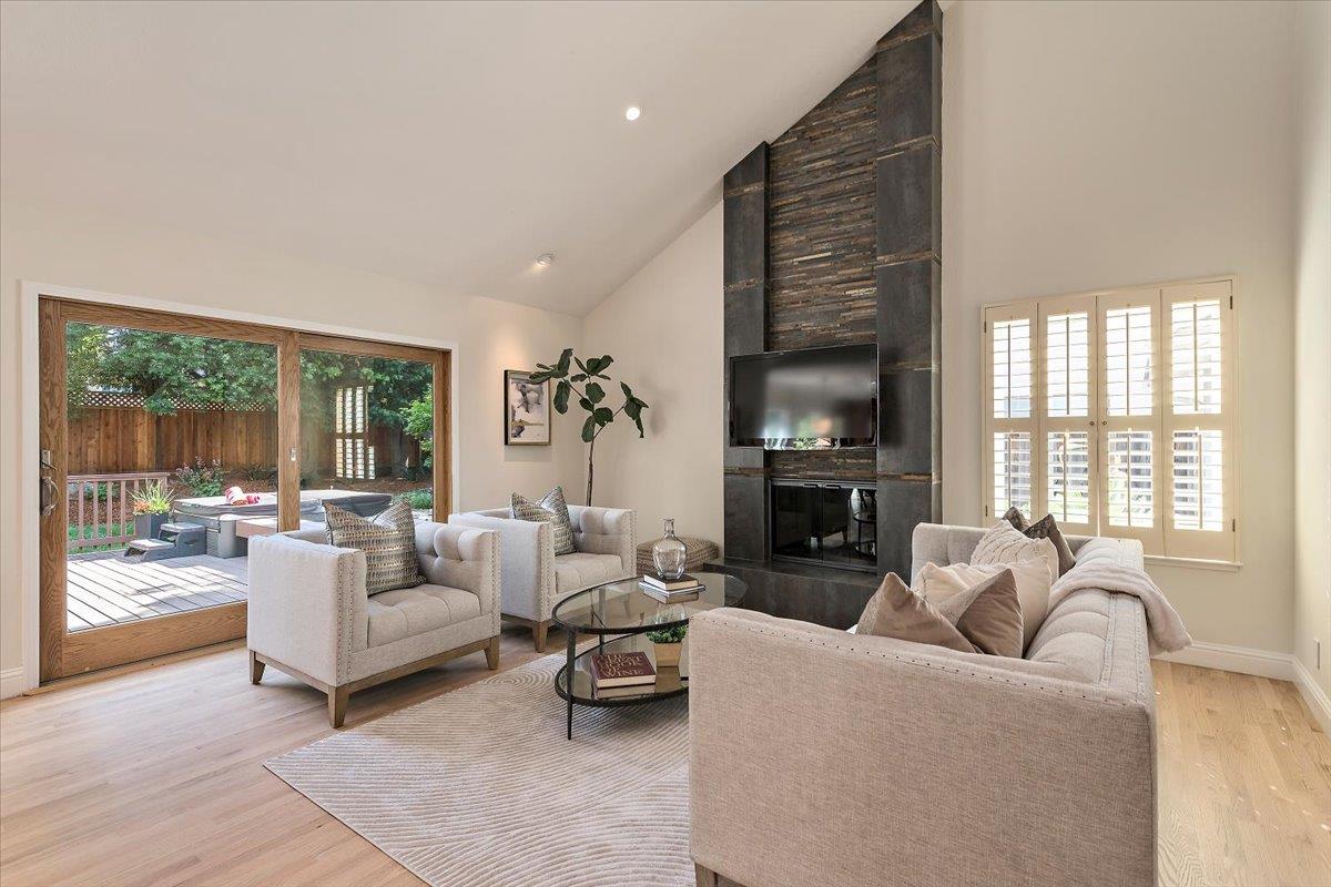 Detail Gallery Image 13 of 36 For 441 Apricot Ln, Mountain View,  CA 94040 - 4 Beds | 2/1 Baths