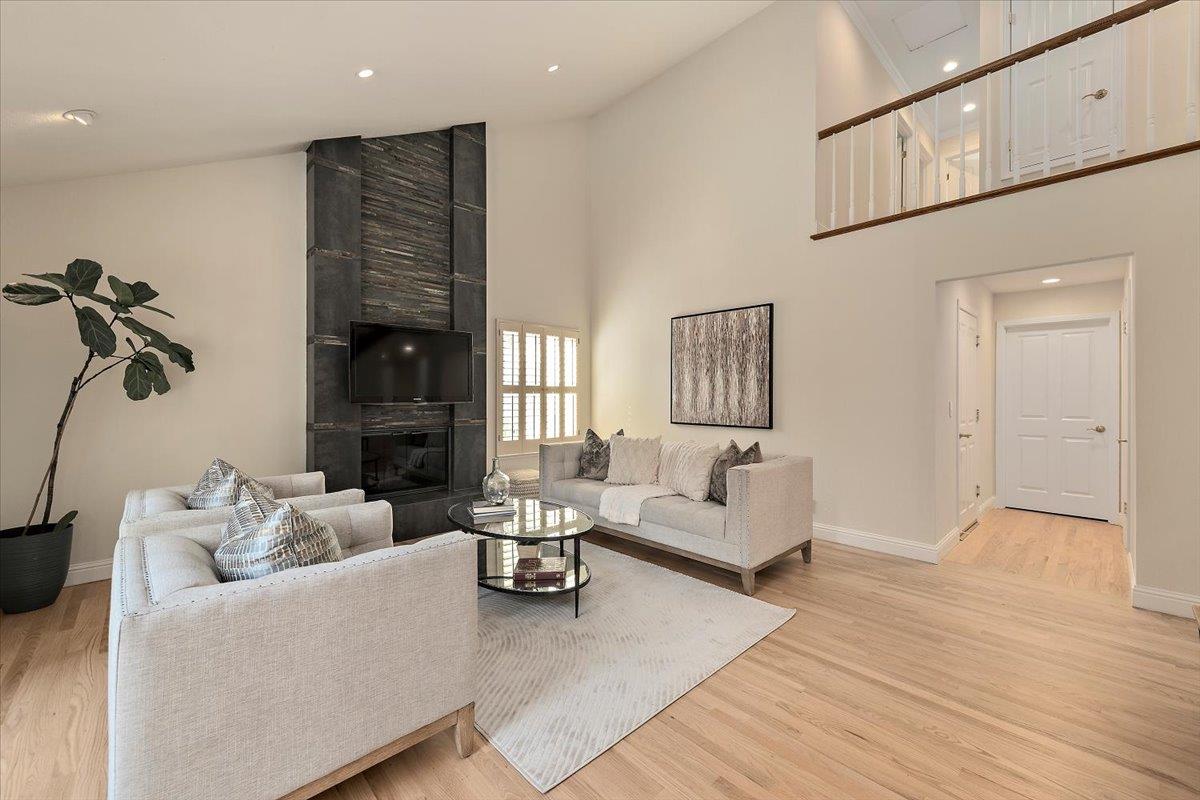 Detail Gallery Image 14 of 36 For 441 Apricot Ln, Mountain View,  CA 94040 - 4 Beds | 2/1 Baths