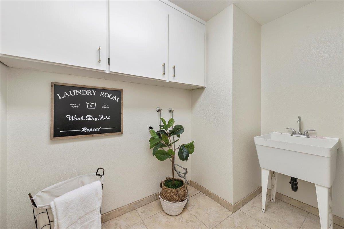 Detail Gallery Image 16 of 36 For 441 Apricot Ln, Mountain View,  CA 94040 - 4 Beds | 2/1 Baths
