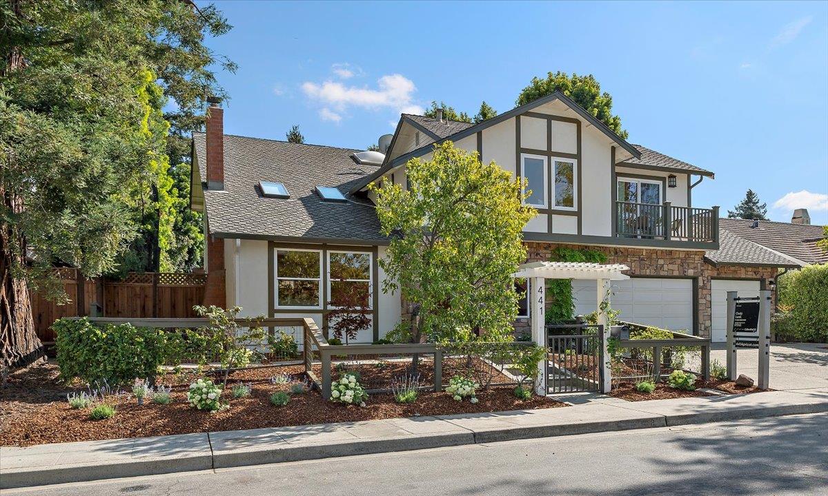 Detail Gallery Image 2 of 36 For 441 Apricot Ln, Mountain View,  CA 94040 - 4 Beds | 2/1 Baths