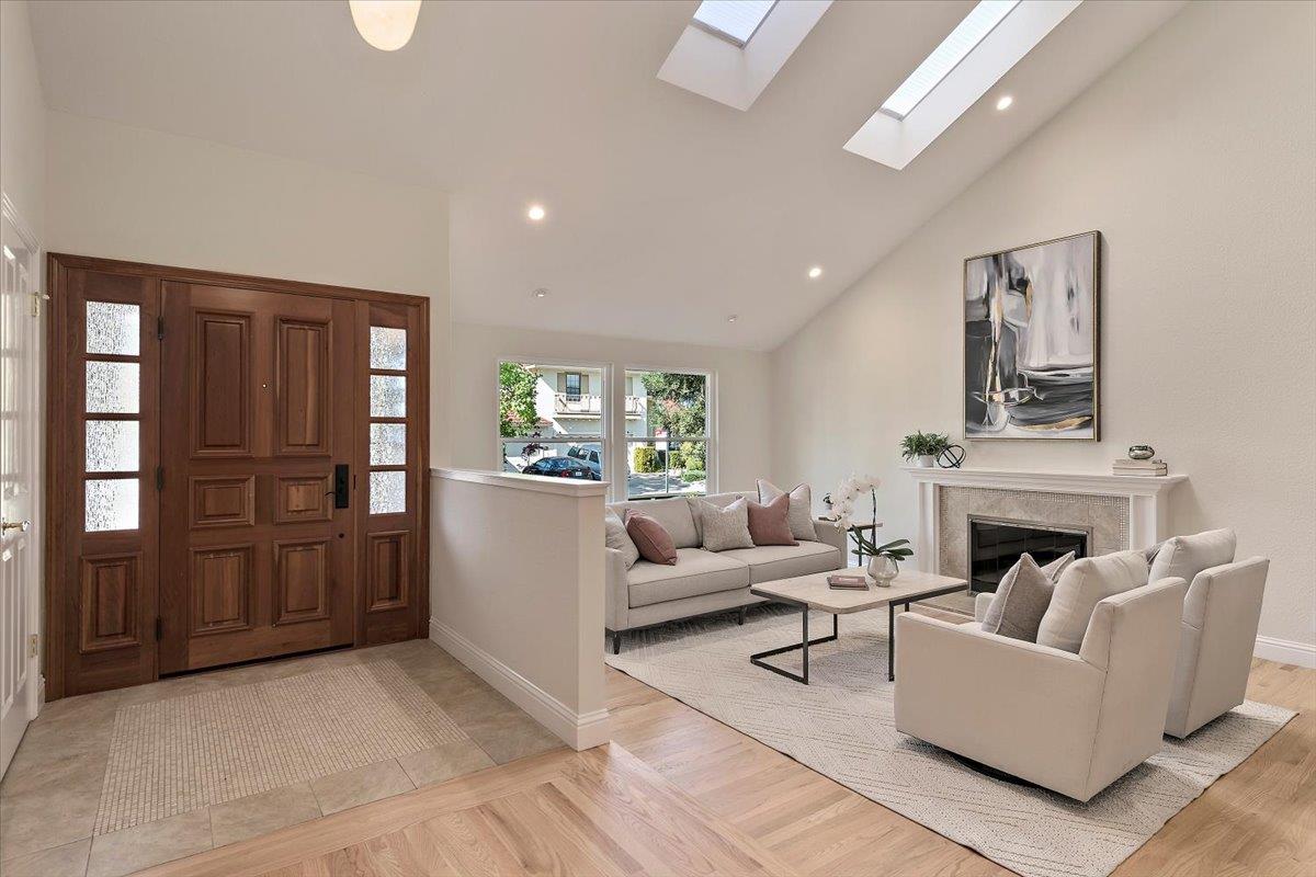 Detail Gallery Image 3 of 36 For 441 Apricot Ln, Mountain View,  CA 94040 - 4 Beds | 2/1 Baths