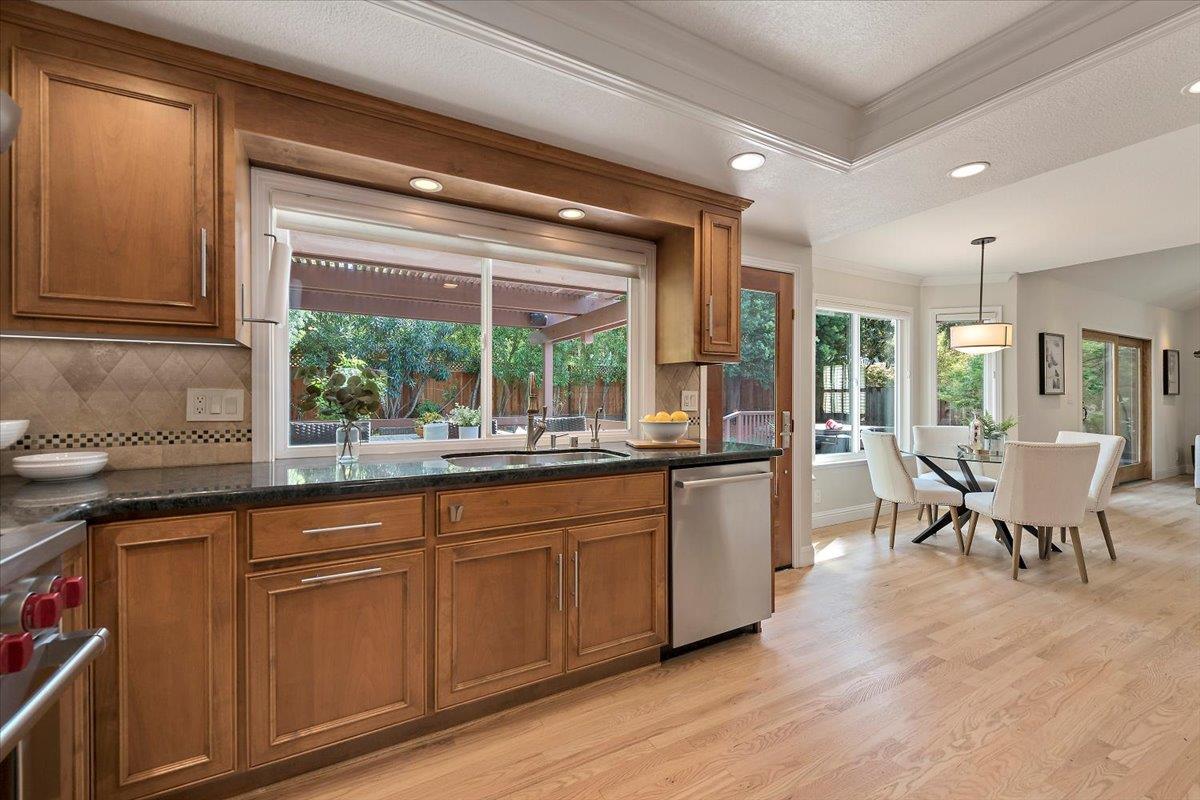 Detail Gallery Image 8 of 36 For 441 Apricot Ln, Mountain View,  CA 94040 - 4 Beds | 2/1 Baths