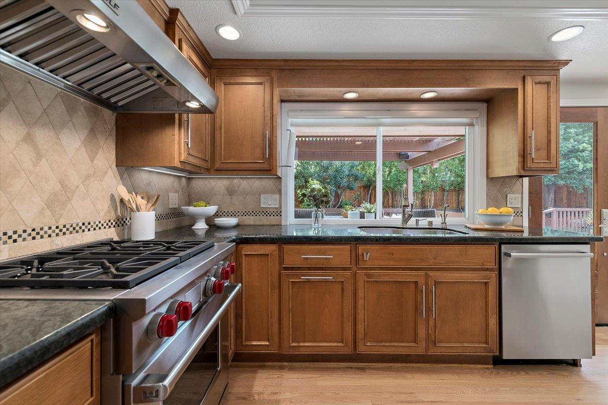 Detail Gallery Image 9 of 36 For 441 Apricot Ln, Mountain View,  CA 94040 - 4 Beds | 2/1 Baths