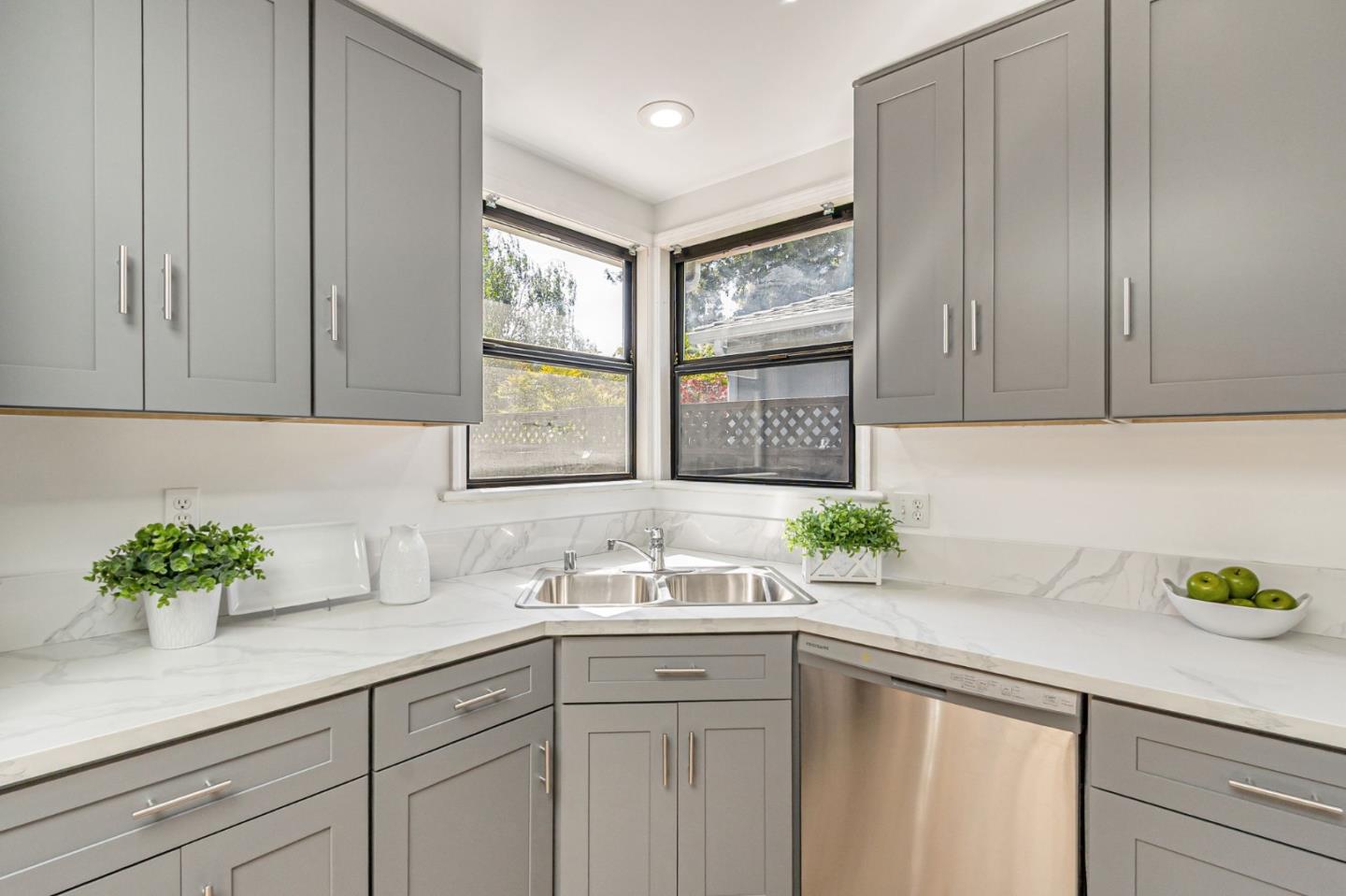 Detail Gallery Image 25 of 59 For 928 Peggy Ln, Menlo Park,  CA 94025 - 4 Beds | 2 Baths