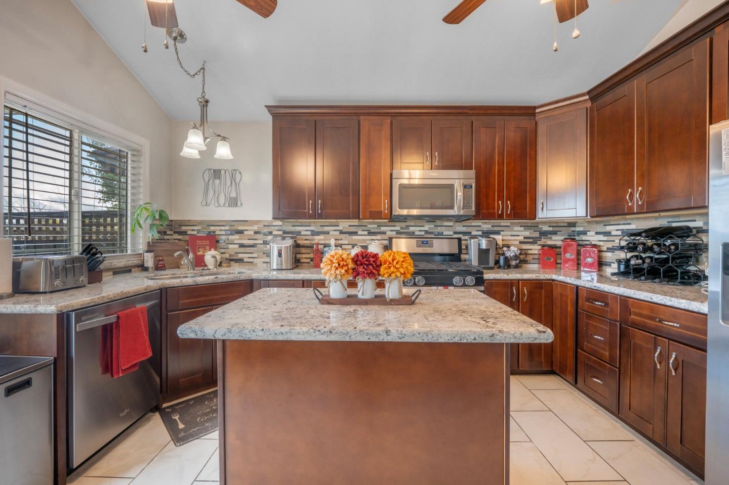 Detail Gallery Image 10 of 29 For 16652 Lone Hill Dr, Morgan Hill,  CA 95037 - 3 Beds | 2 Baths