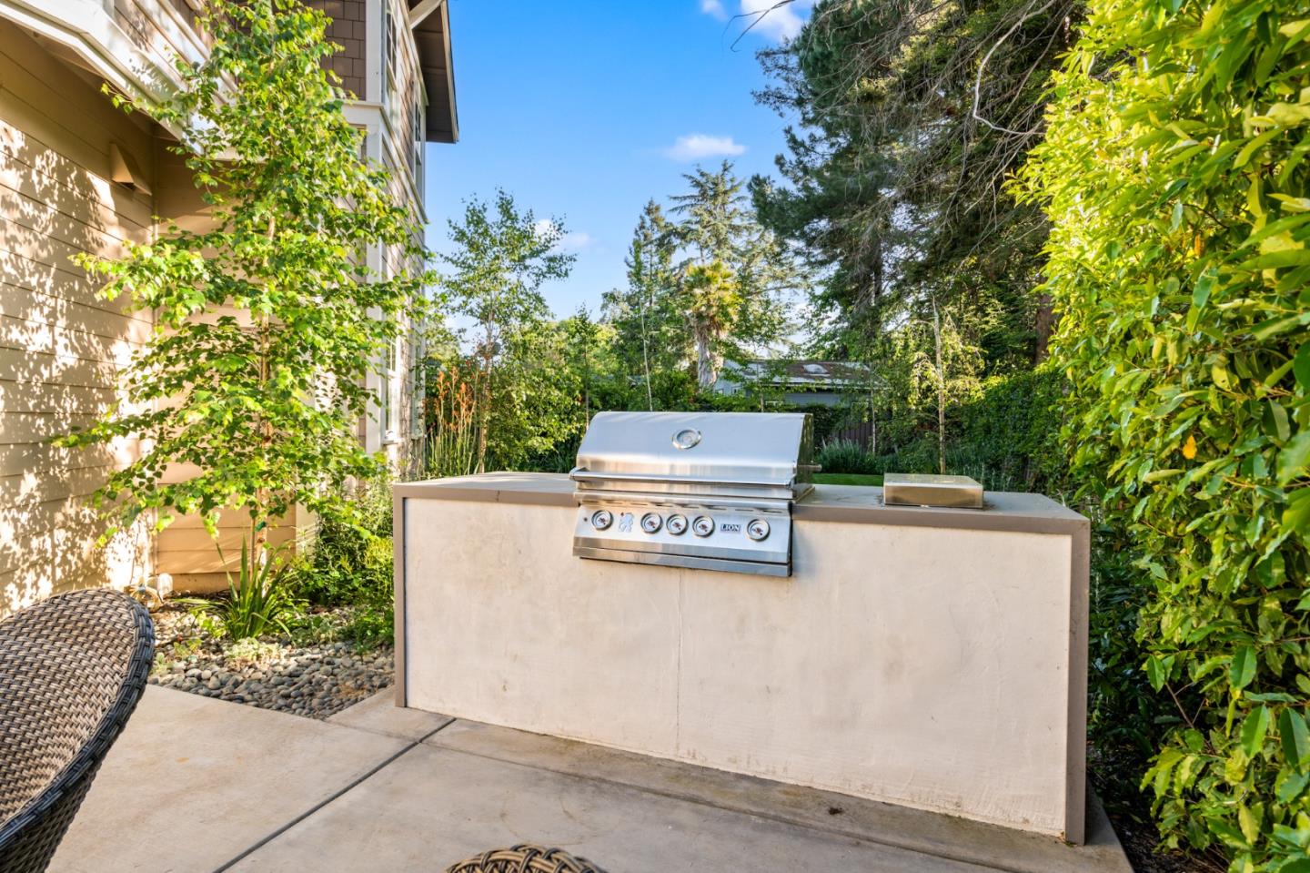 Detail Gallery Image 64 of 91 For 2002 Sunnyview Ln, Mountain View,  CA 94040 - 5 Beds | 4/1 Baths