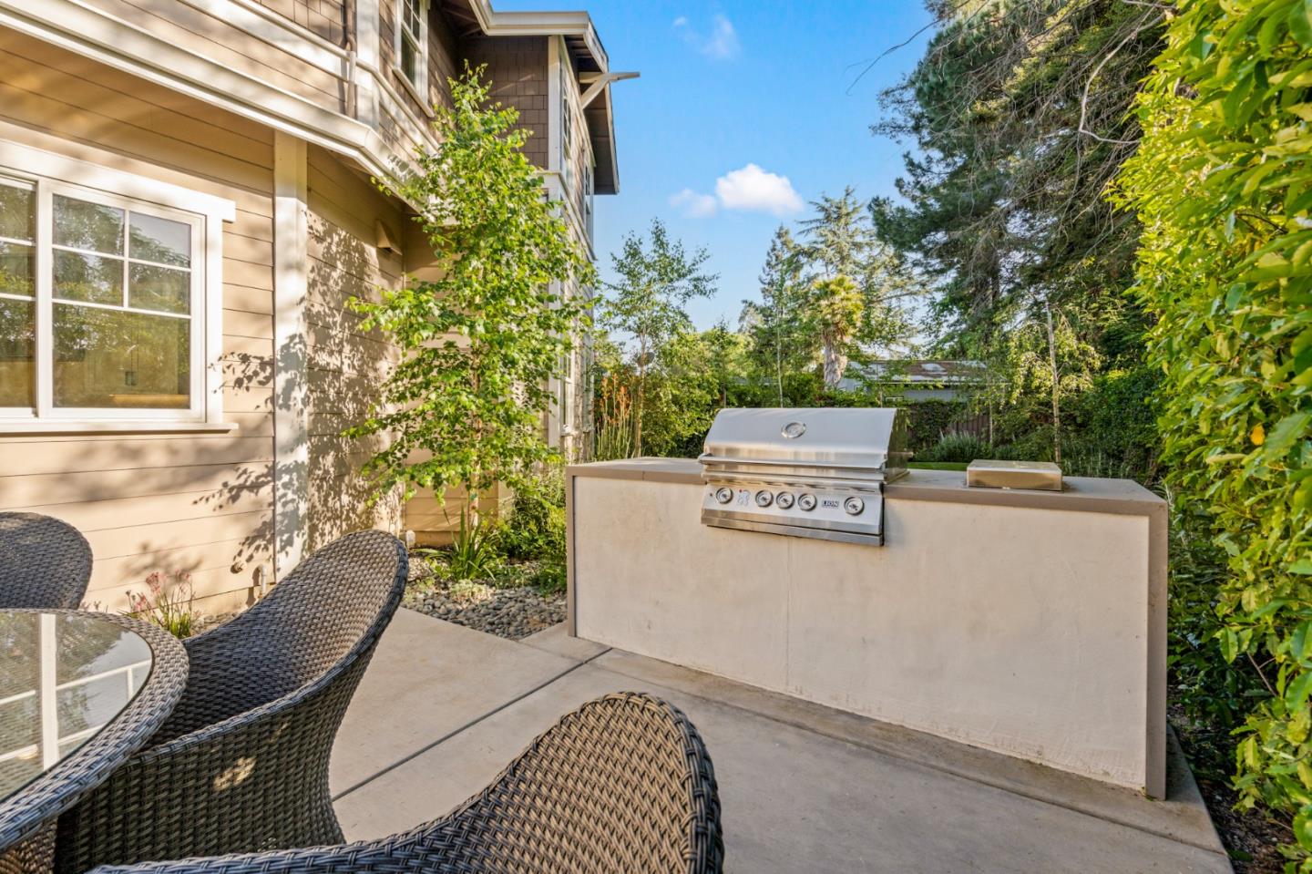 Detail Gallery Image 67 of 91 For 2002 Sunnyview Ln, Mountain View,  CA 94040 - 5 Beds | 4/1 Baths