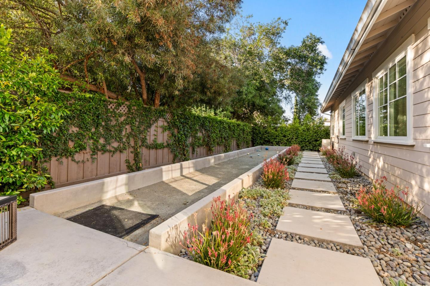 Detail Gallery Image 72 of 91 For 2002 Sunnyview Ln, Mountain View,  CA 94040 - 5 Beds | 4/1 Baths