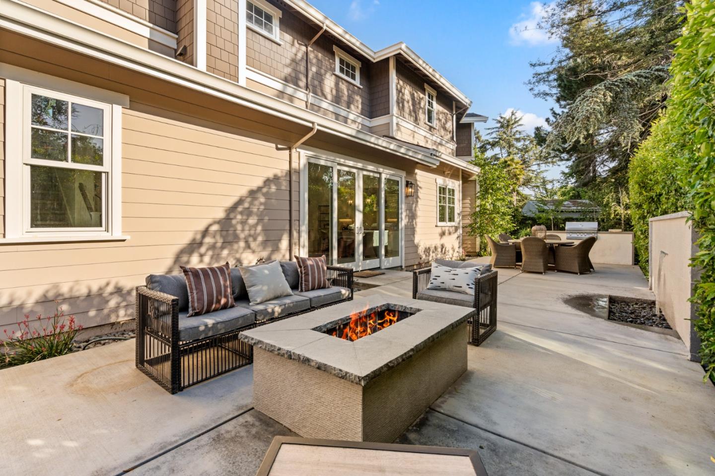 Detail Gallery Image 73 of 91 For 2002 Sunnyview Ln, Mountain View,  CA 94040 - 5 Beds | 4/1 Baths